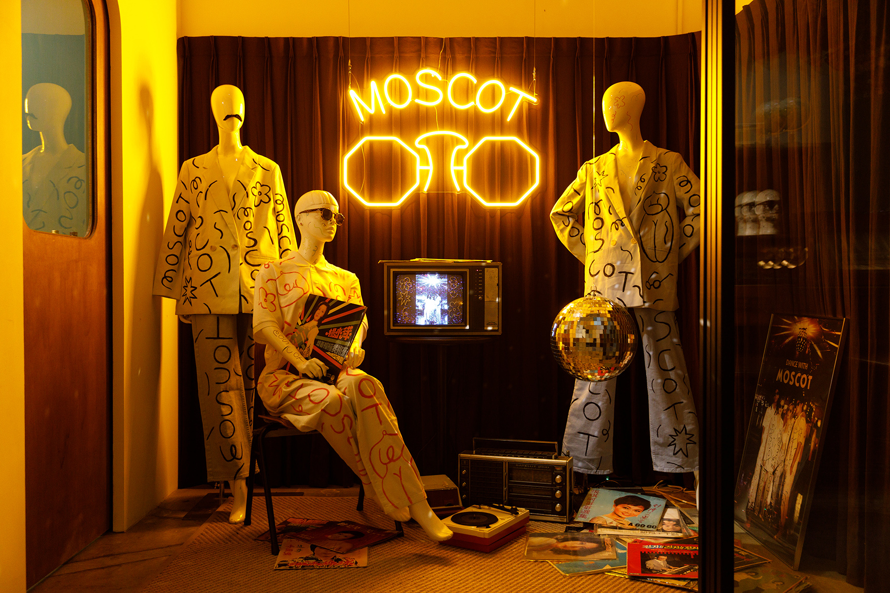 小島裡不定期與品牌聯名合作，2021年11月底曾舉辦「MOSCOT X CHOU YI」聯名企畫展。