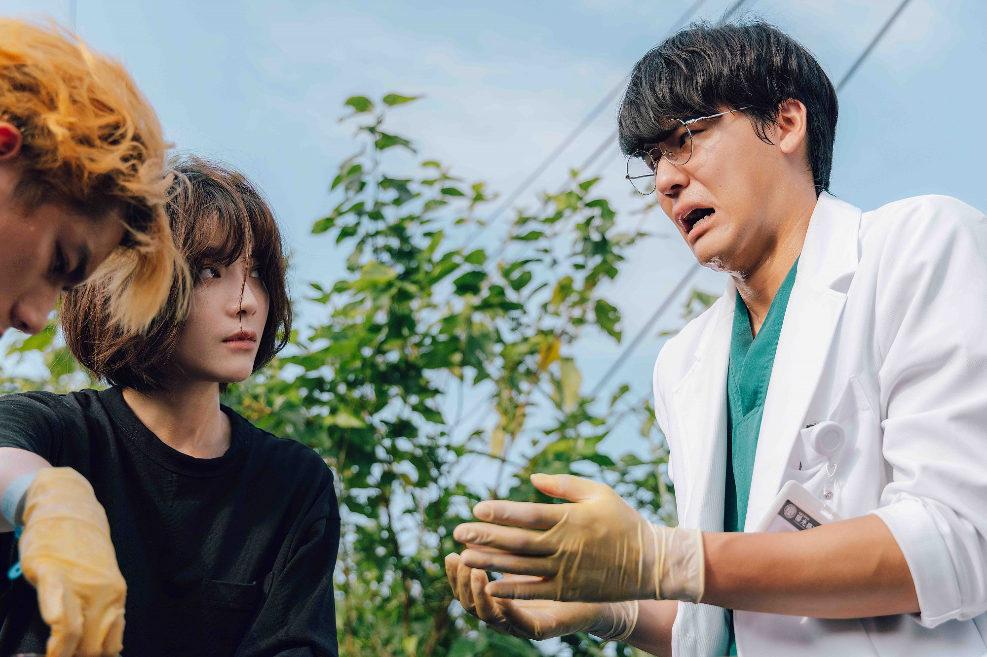 蔡淑臻（左二）在《村裡來了個暴走女外科》中說話直白又不修邊幅，還得面對各種令人啼笑皆非的醫療狀況。（牽猴子提供）