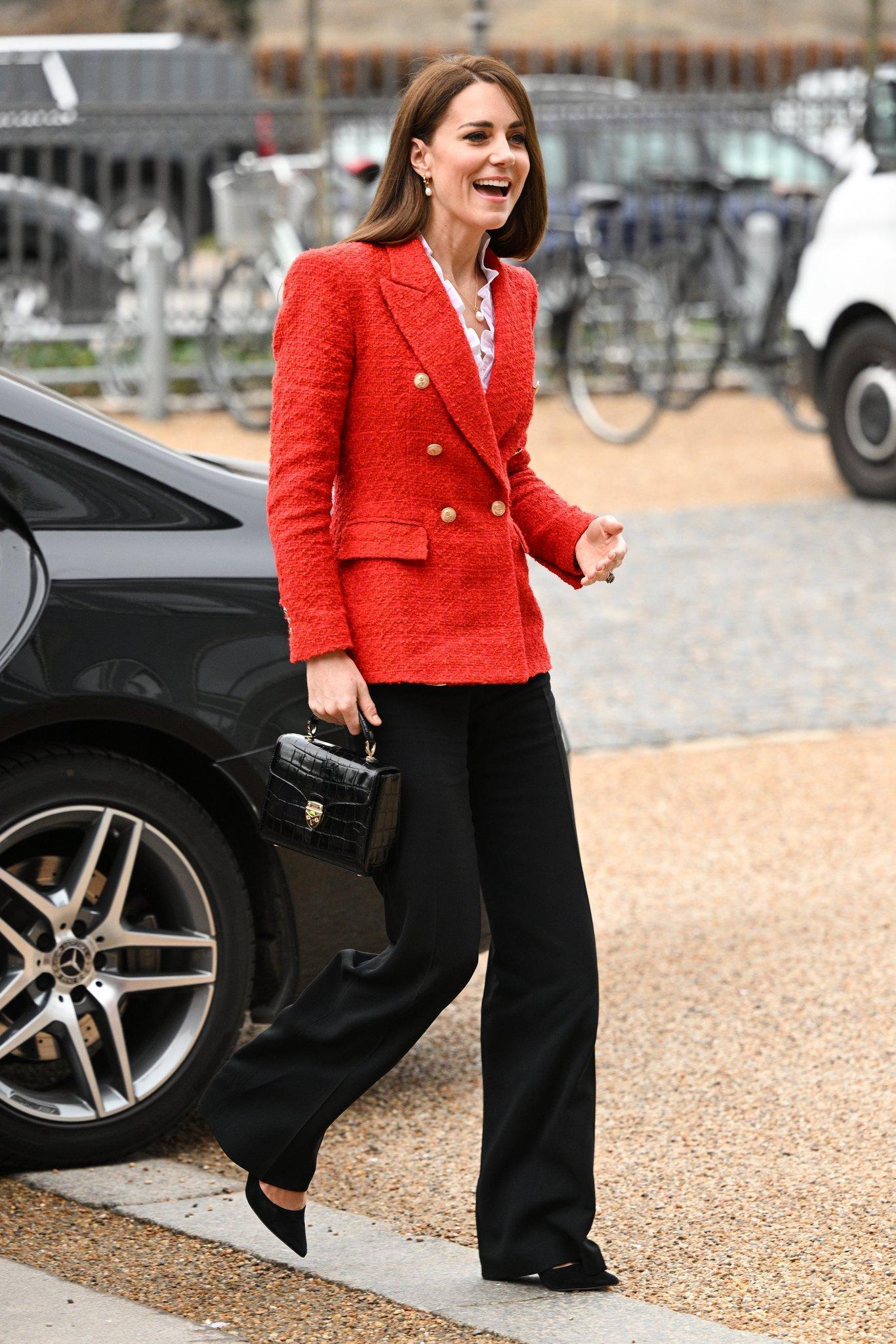 凱特王妃穿ZARA外套,「紅配白」組合把丹麥國旗穿上身。(翻攝royalfocus1推特)