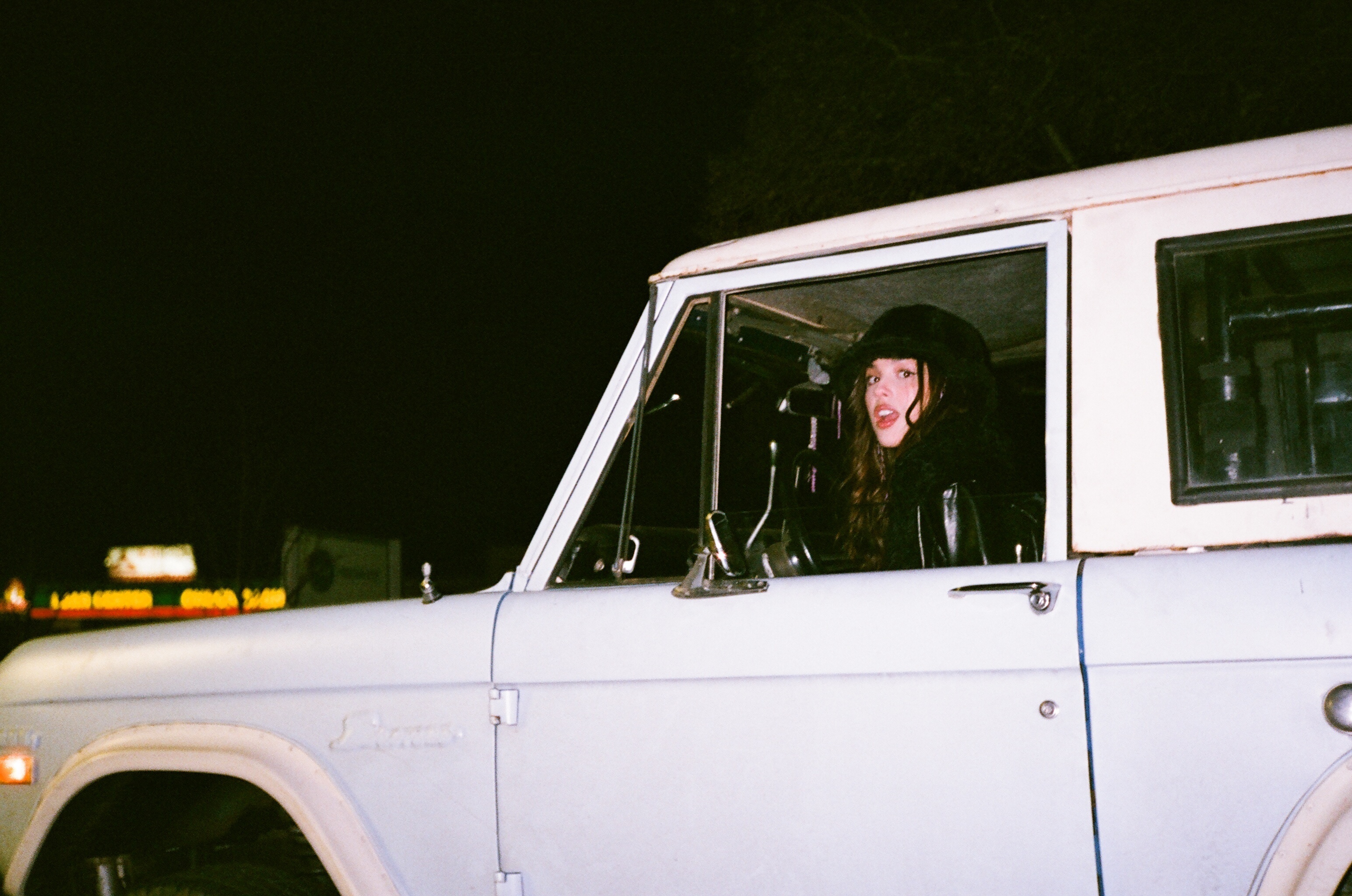 奧莉維亞以年僅17歲的少女身份，不光擄獲整個世代的心，還成為代表人物，更是橫掃排行榜。（Disney+提供）