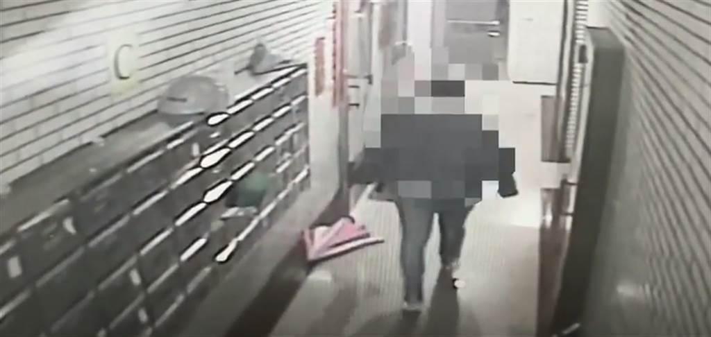 新北市板橋區昨發生一起情殺命案，監視器拍下死者生前最後的身影。（翻攝畫面）