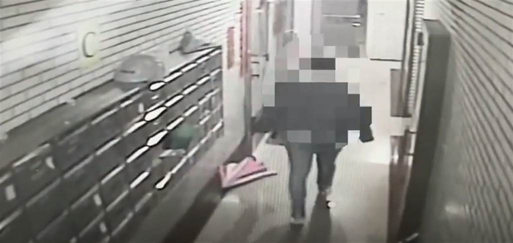 新北市板橋區昨發生一起情殺命案，監視器拍下死者生前最後的身影。（翻攝畫面）