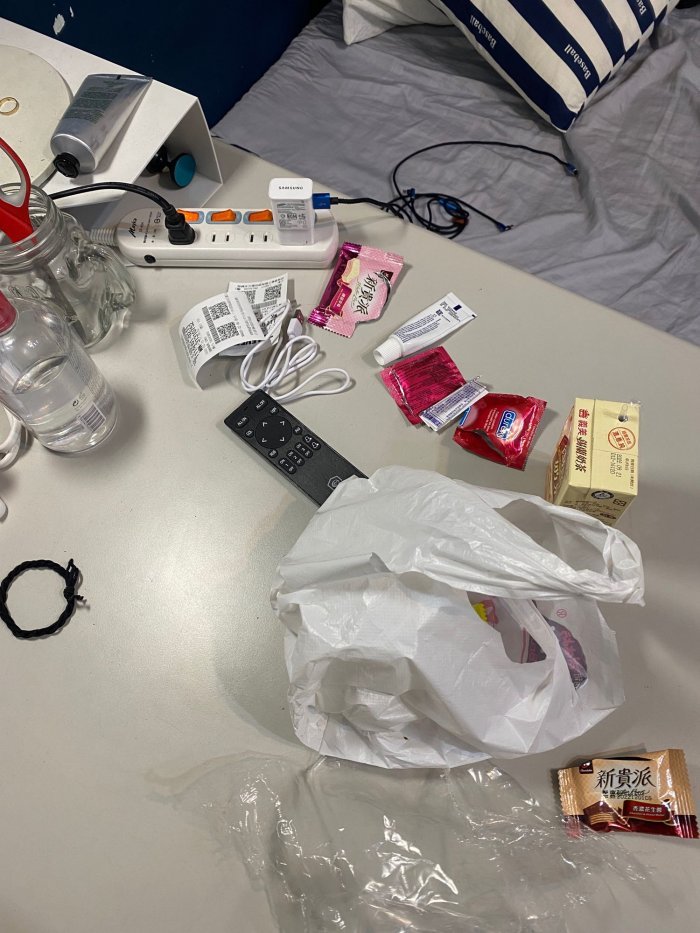 女網友抱怨自己的弟弟亂闖房間，還亂丟垃圾，包括用過的保險套包裝。（翻攝自Dcard）