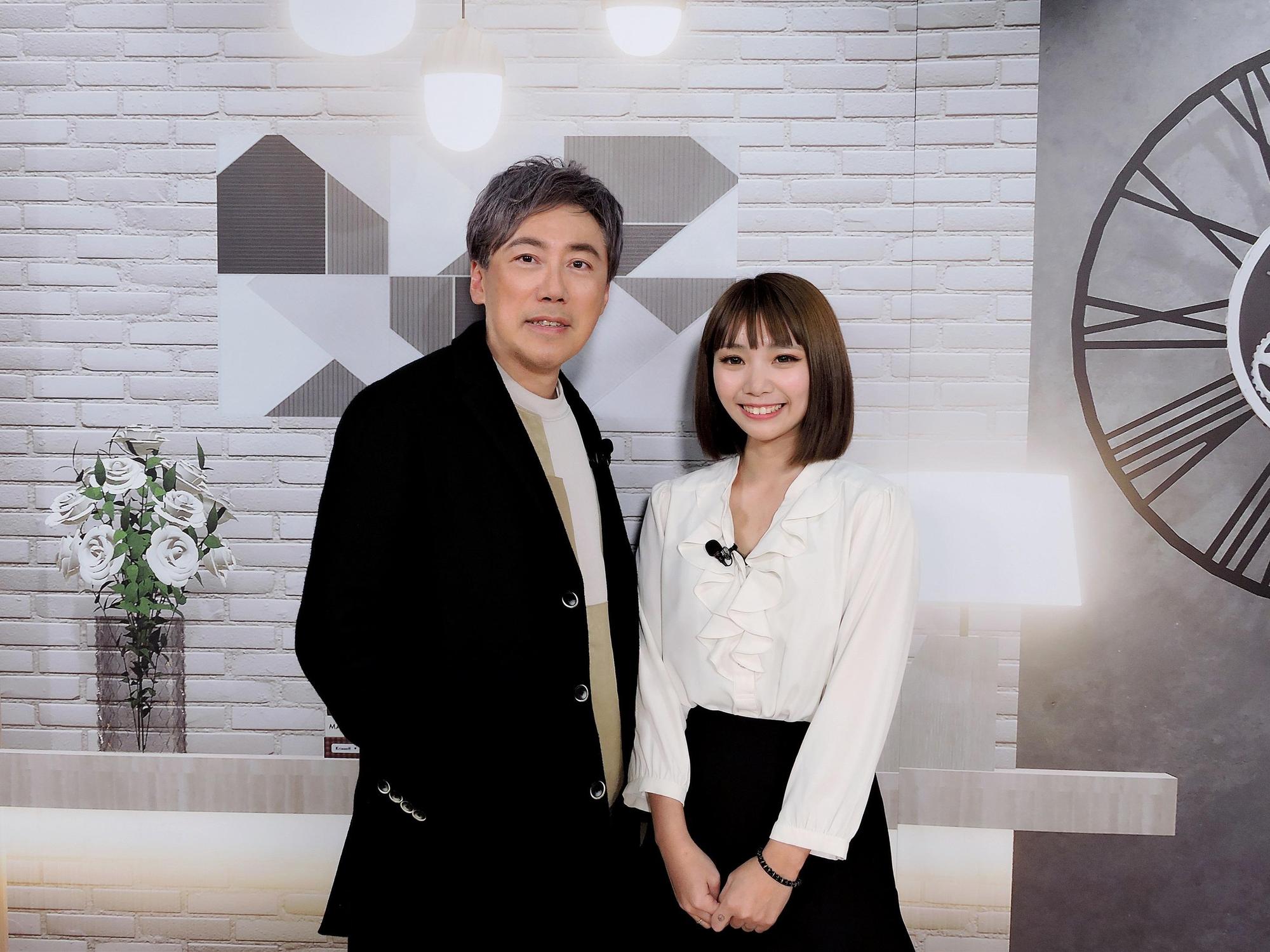張宇（左）接受東森數位主播謝佑昀（右）專訪。（東森提供）