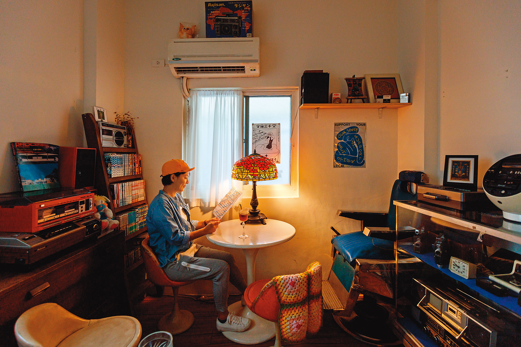 位於台北同安街巷弄裡的喫茶店「万象WANGXIANG」，同時也是一間販售昭和老物與二手電器用品的古物店。