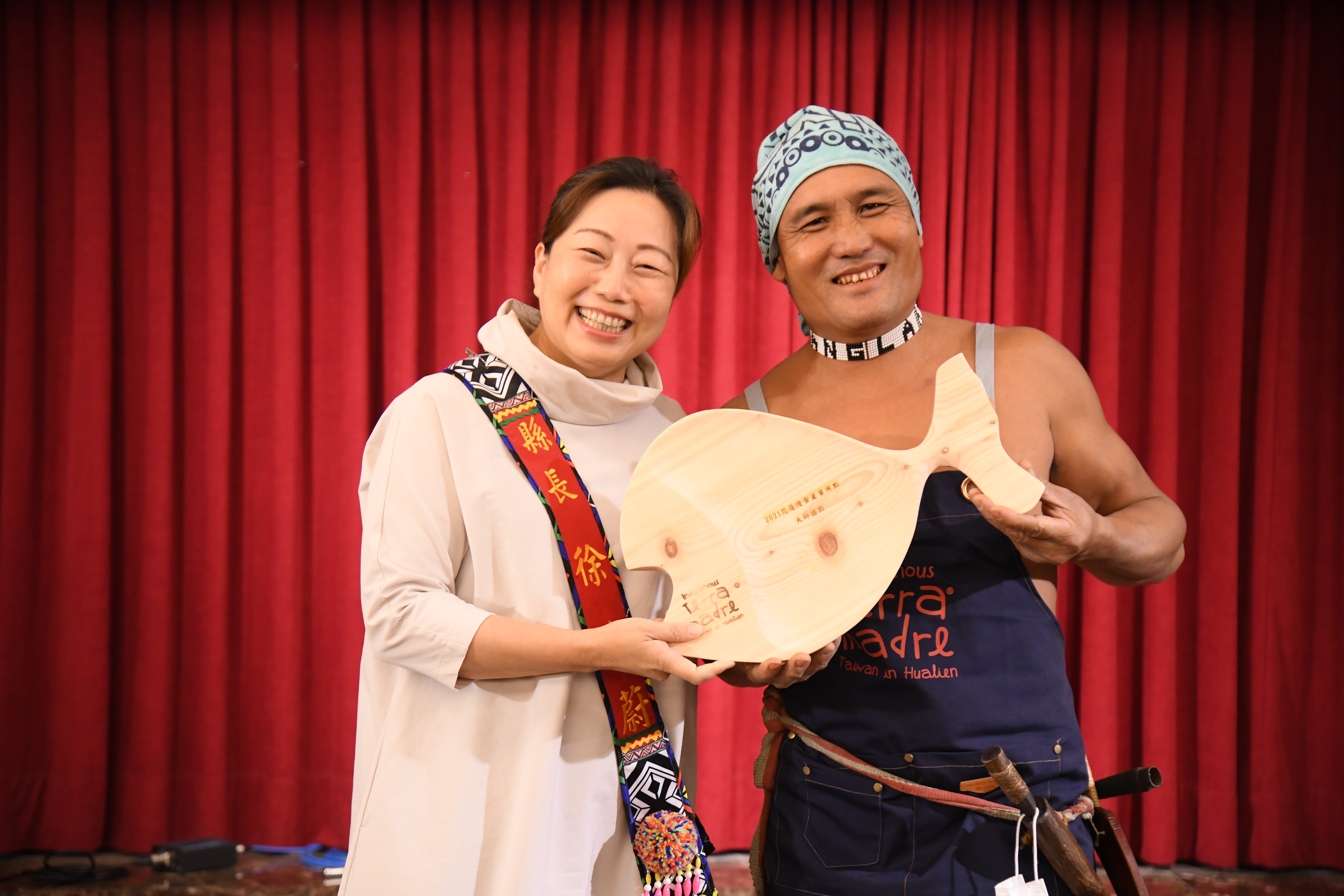 陳耀忠（右1）原住民名廚的形象，受到花蓮縣政府邀請宣傳觀光，左為花蓮縣長徐榛蔚。（花蓮縣政府提供）