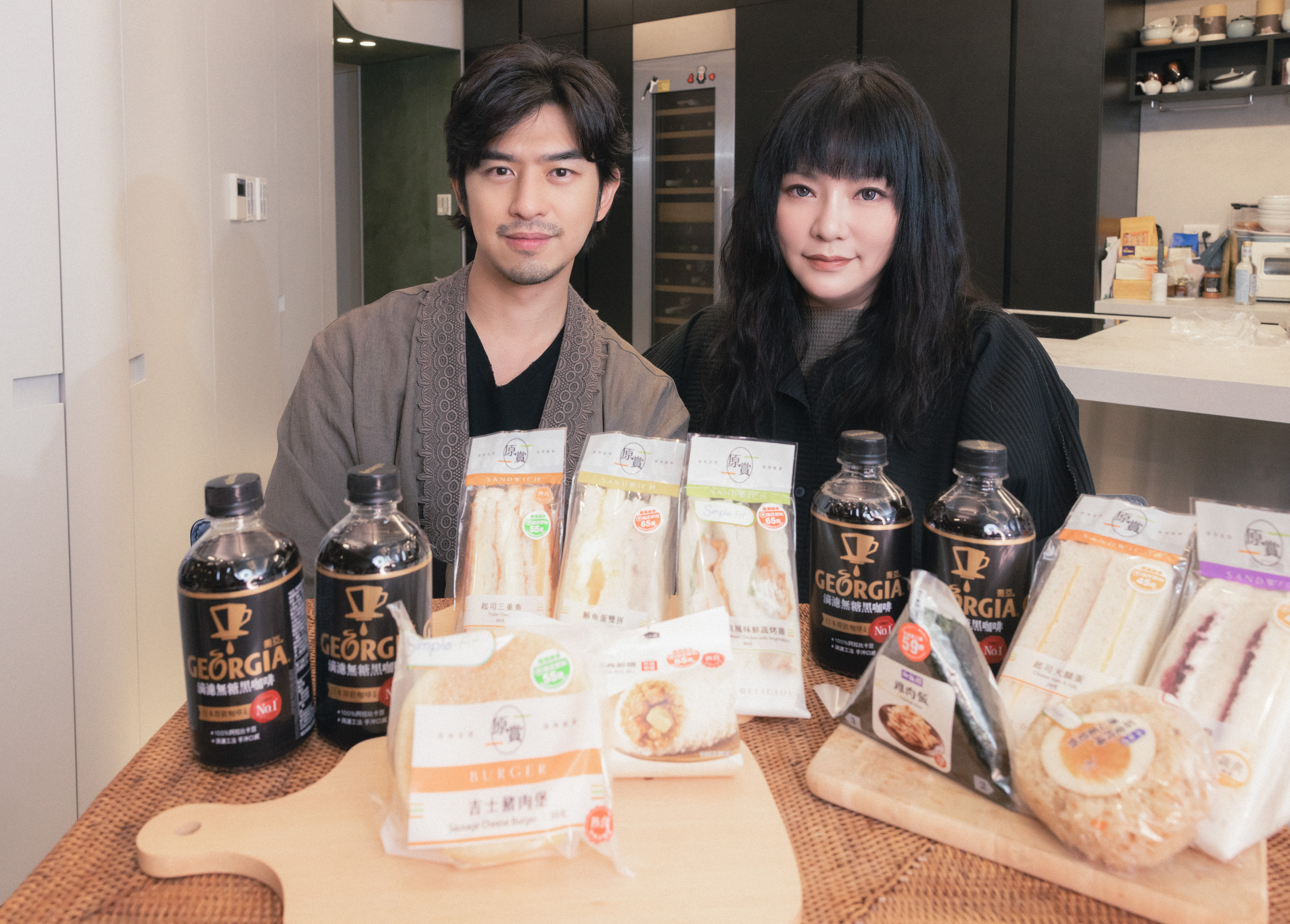 陳柏霖帶著代言的咖啡與搭配的早餐與唐綺陽直播，兩人為了火鍋能不能放芋頭唇槍舌戰。（可口可樂提供）