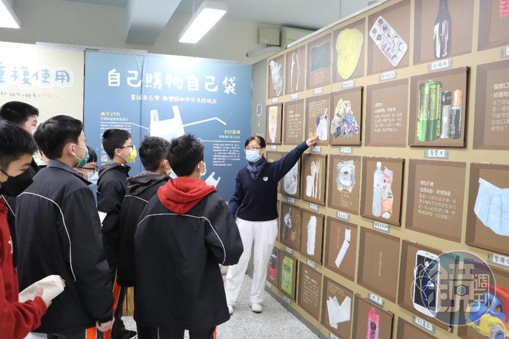慈濟基金會志工向到場觀展的學生們講解環保理念。(讀者提供)