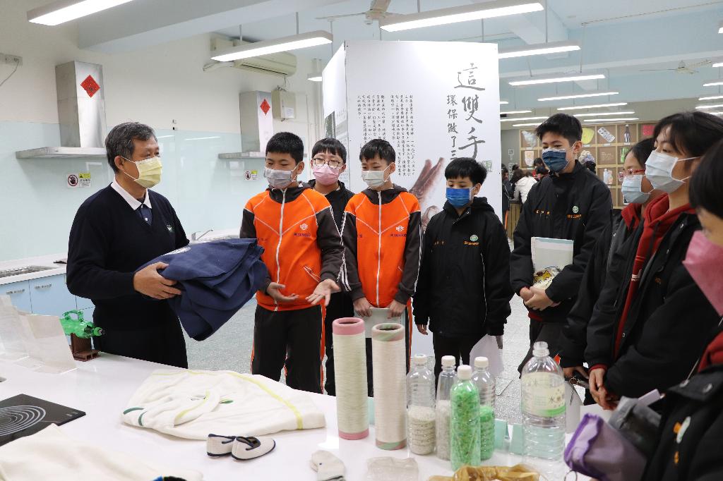 志工們向學生說明回收3支寶特瓶就可以做一條圍巾。（讀者提供）