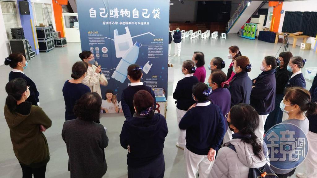 展場宣導環保從生活中做起,從身體力行購物自備購物袋做起。(讀者提供)