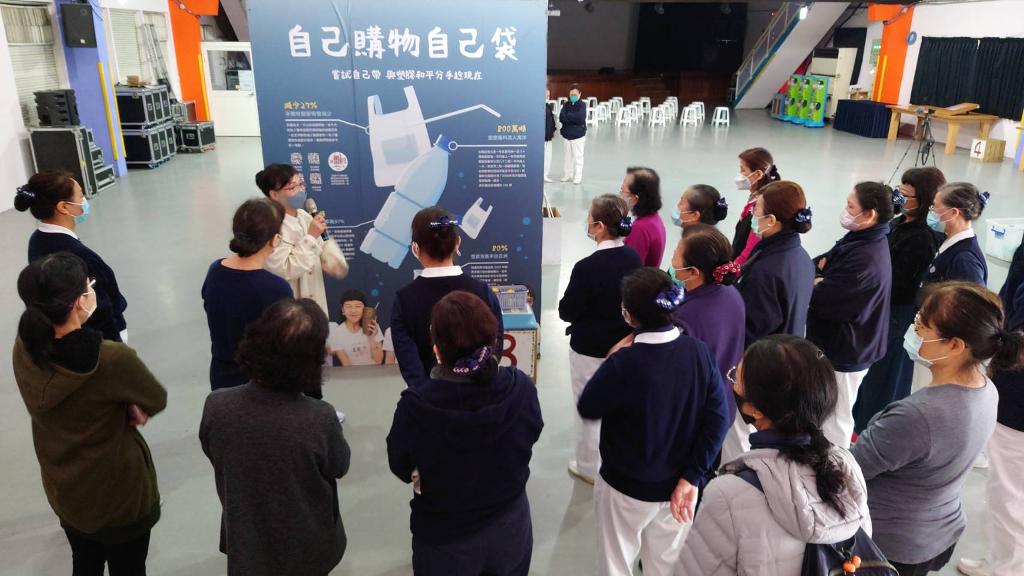 展場宣導環保從生活中做起，從身體力行購物自備購物袋做起。（讀者提供）