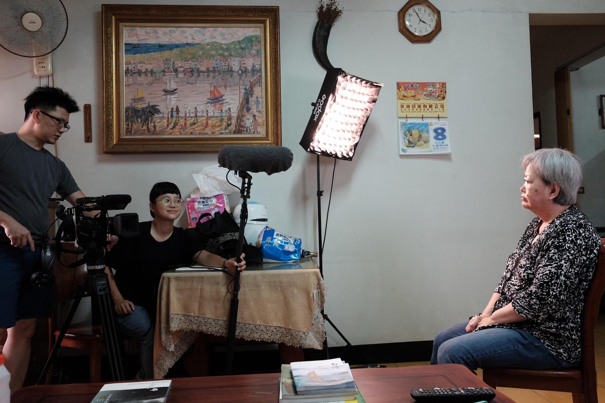 導演廖克發(左)透過鏡頭呈現二二八受難者遺族林黎彩(右)的人生遭遇。(蜂鳥影像提供)