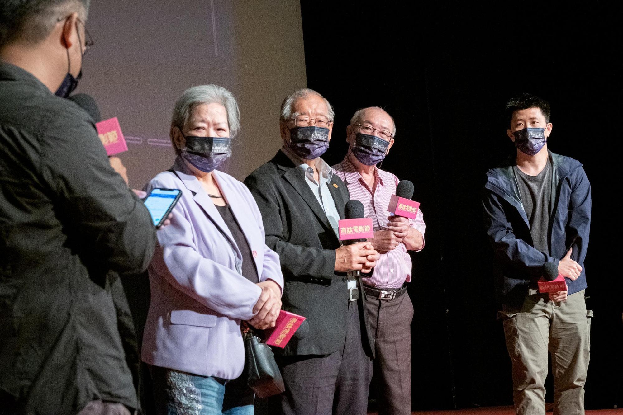 紀錄片《野番茄》導演廖克發(右起)與片中受訪者李宜宏、王文宏、林黎彩出席高雄電影節首映的映後活動。(高雄電影節提供)