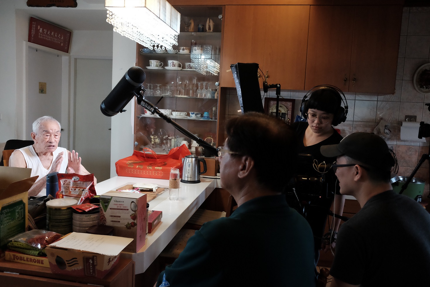 陳仁悲（左一）接受廖克發（右一）訪問，分享當年雄中生活與二二八發生後組自衛隊的經過。（蜂鳥影像提供）