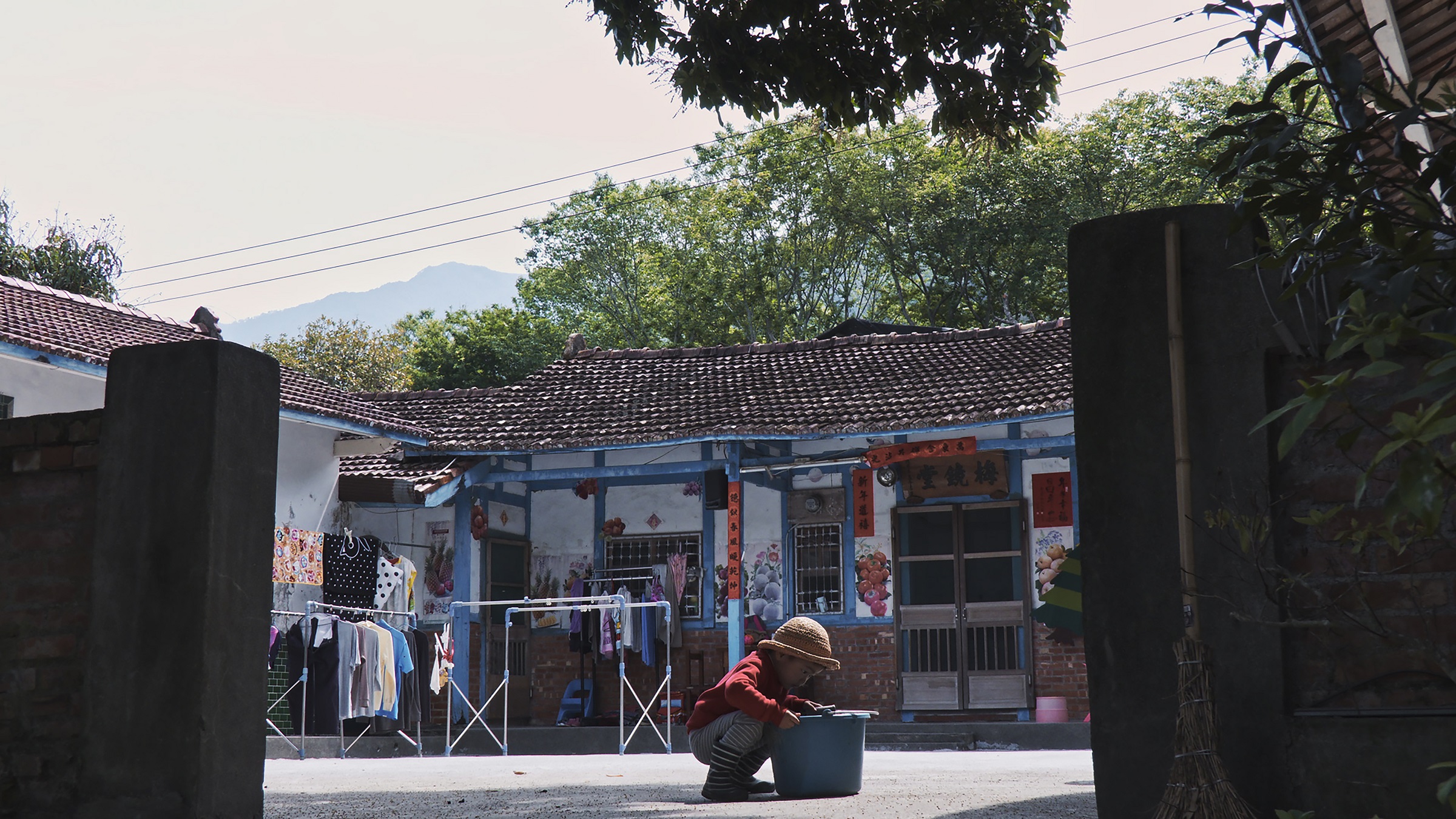 導演廖克發努力將梁世令白手起家的三合院拍得很美。 （蜂鳥影像提供）