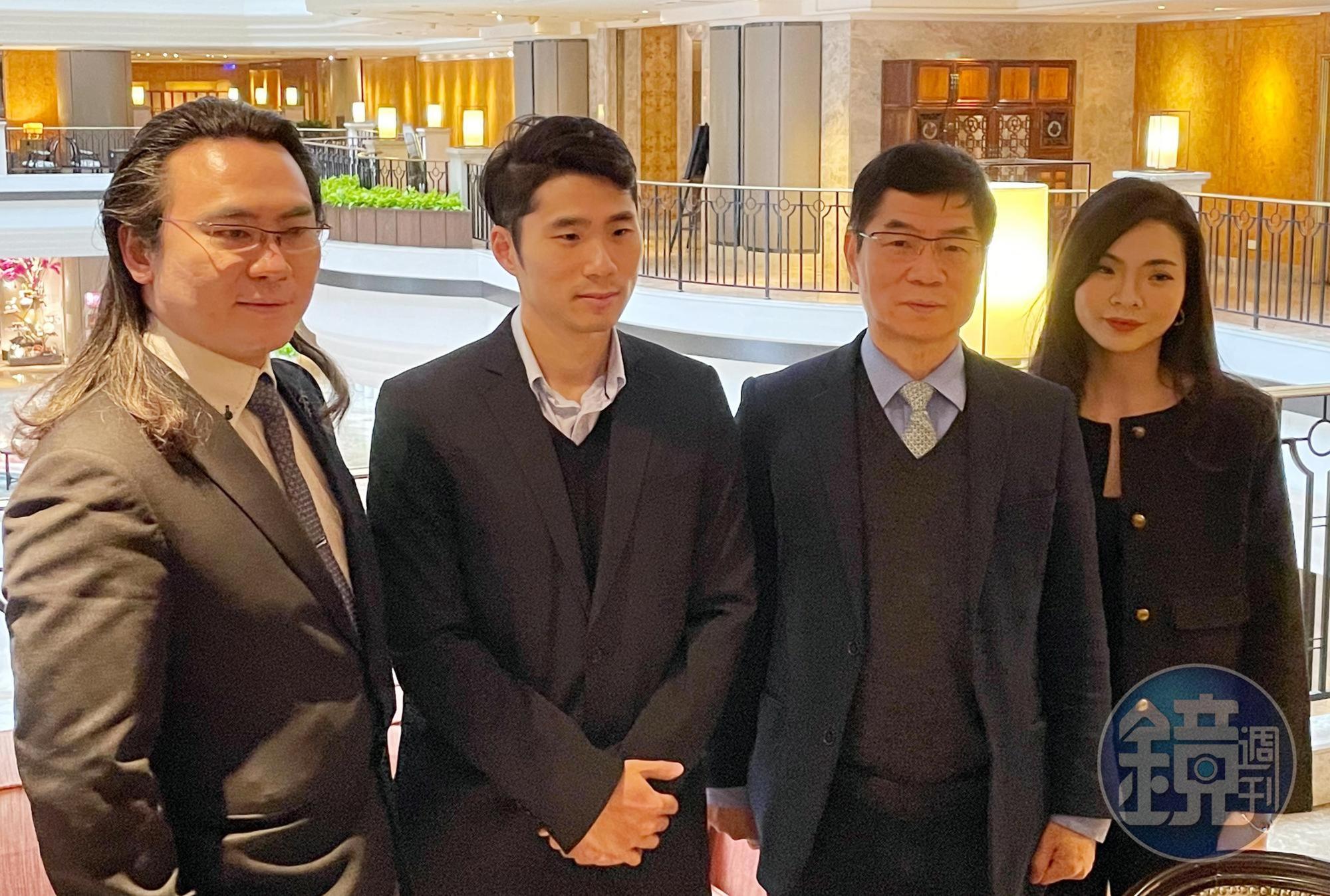 路迦總經理劉朝安(左二)與副總經理劉岱琳(右一),在擔任路迦顧問的父親劉炳中(右二)帶領下,與董事長唐稚超(左一)分工合作,在生技業做出成績。