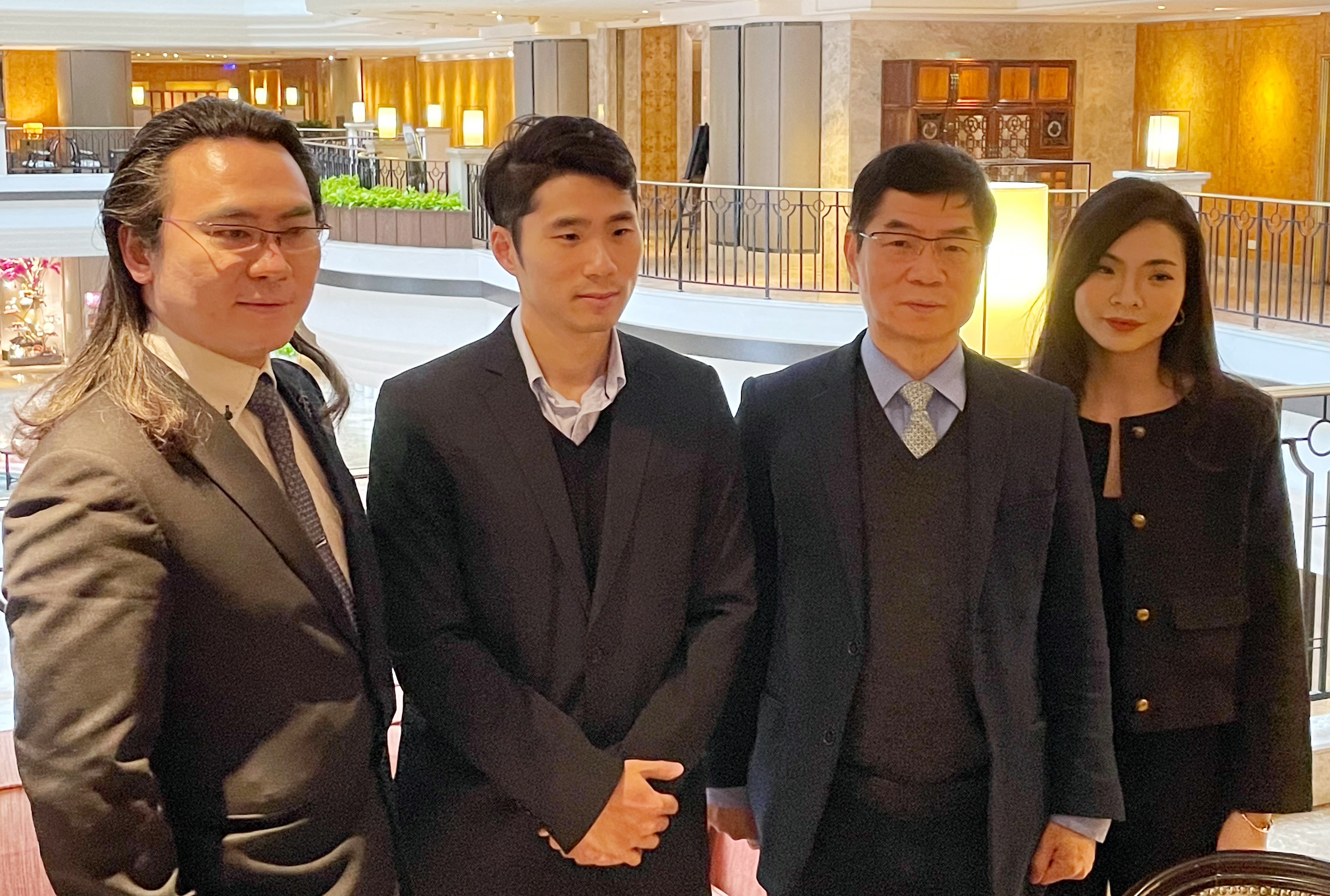 路迦總經理劉朝安（左二）與副總經理劉岱琳（右一），在擔任路迦顧問的父親劉炳中（右二）帶領下，與董事長唐稚超（左一）分工合作，在生技業做出成績。