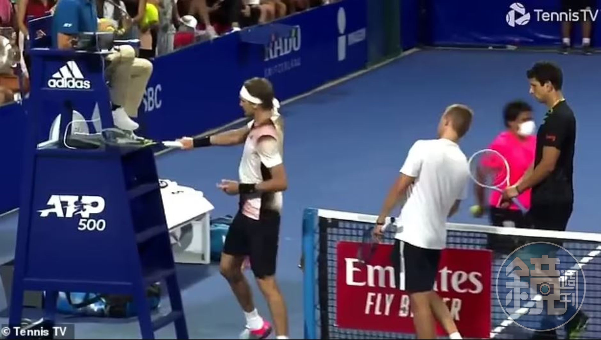 茲維列夫拿球拍砸主審椅子。（翻攝Tennis TV影片）