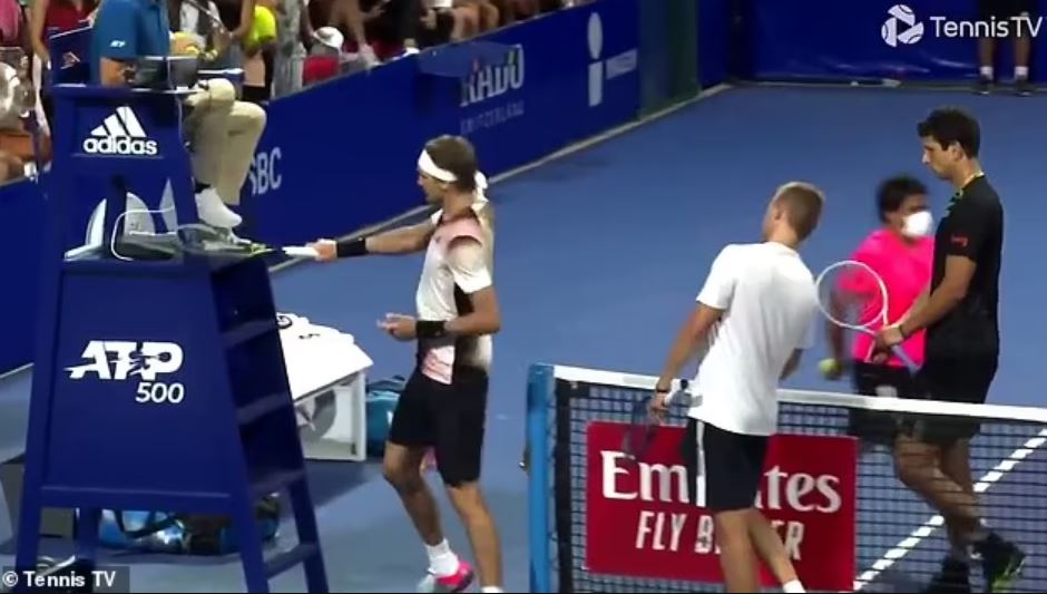茲維列夫拿球拍砸主審椅子。（翻攝Tennis TV影片）