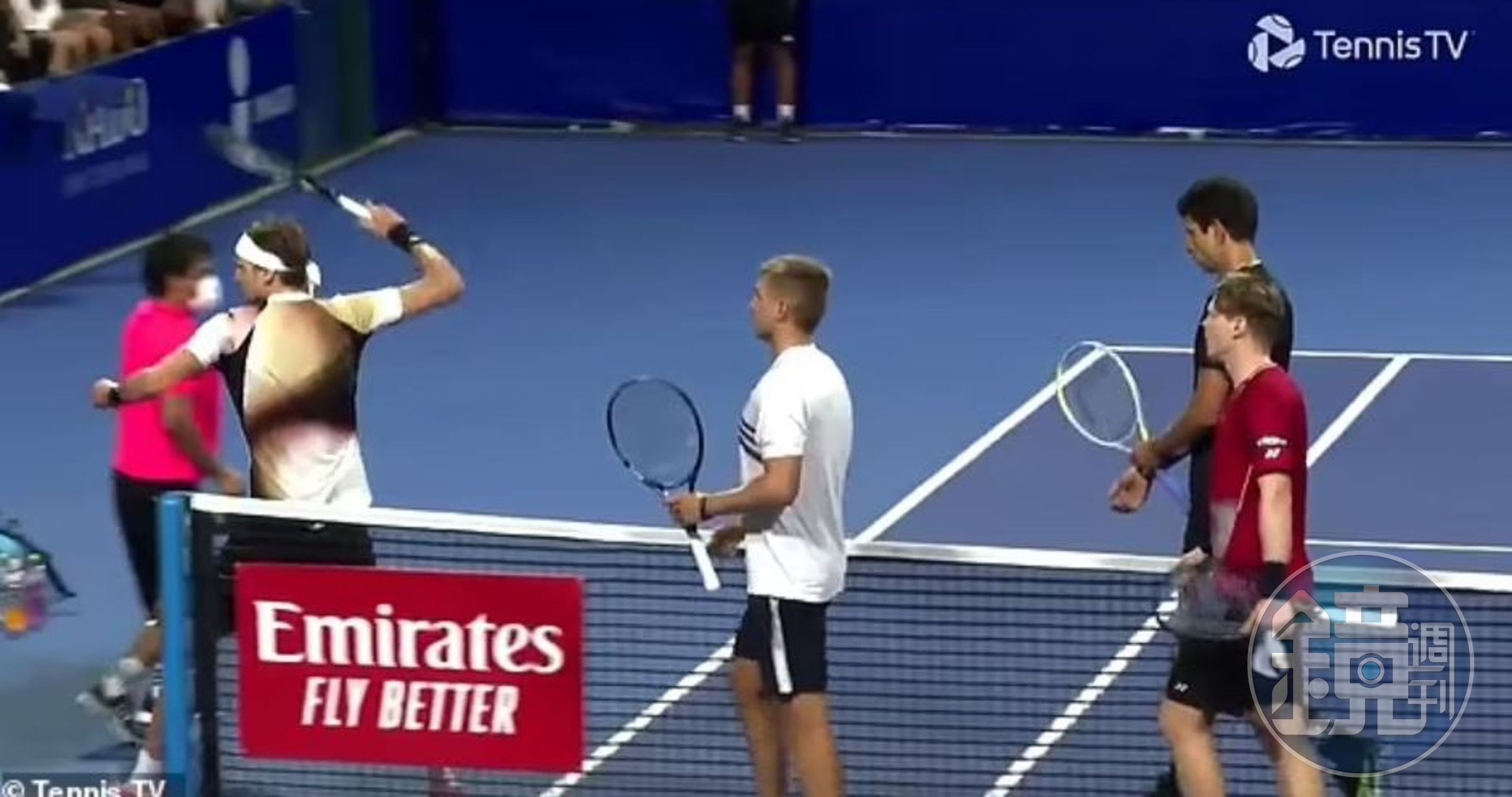 茲維列夫失控拿球拍暴打主審椅子。（翻攝Tennis TV影片）