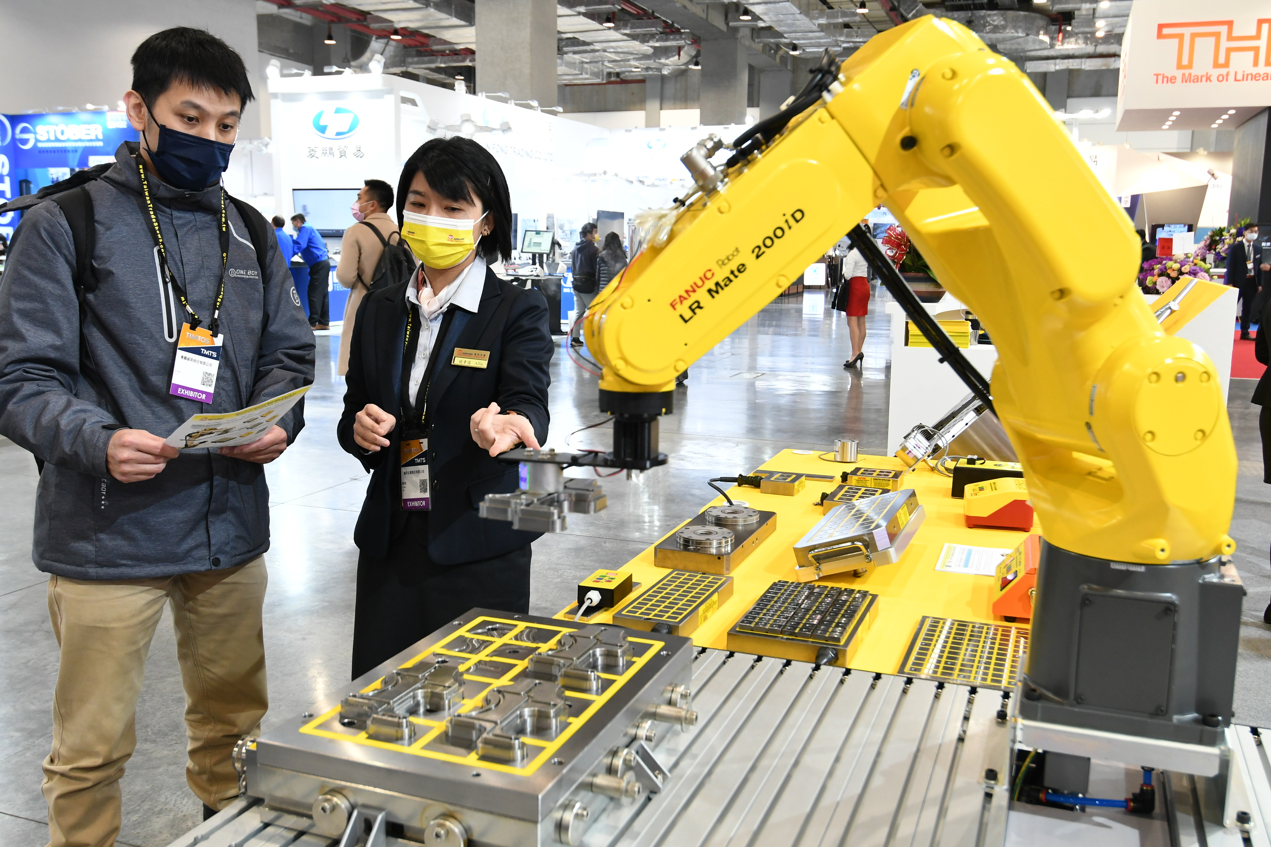 由國內兩大工具機展首度聯合辦理的「TIMTOS x TMTS 2022」展將展出至本週六，統計前2日國內外線上線下參觀人數已破萬人。（外貿協會提供）