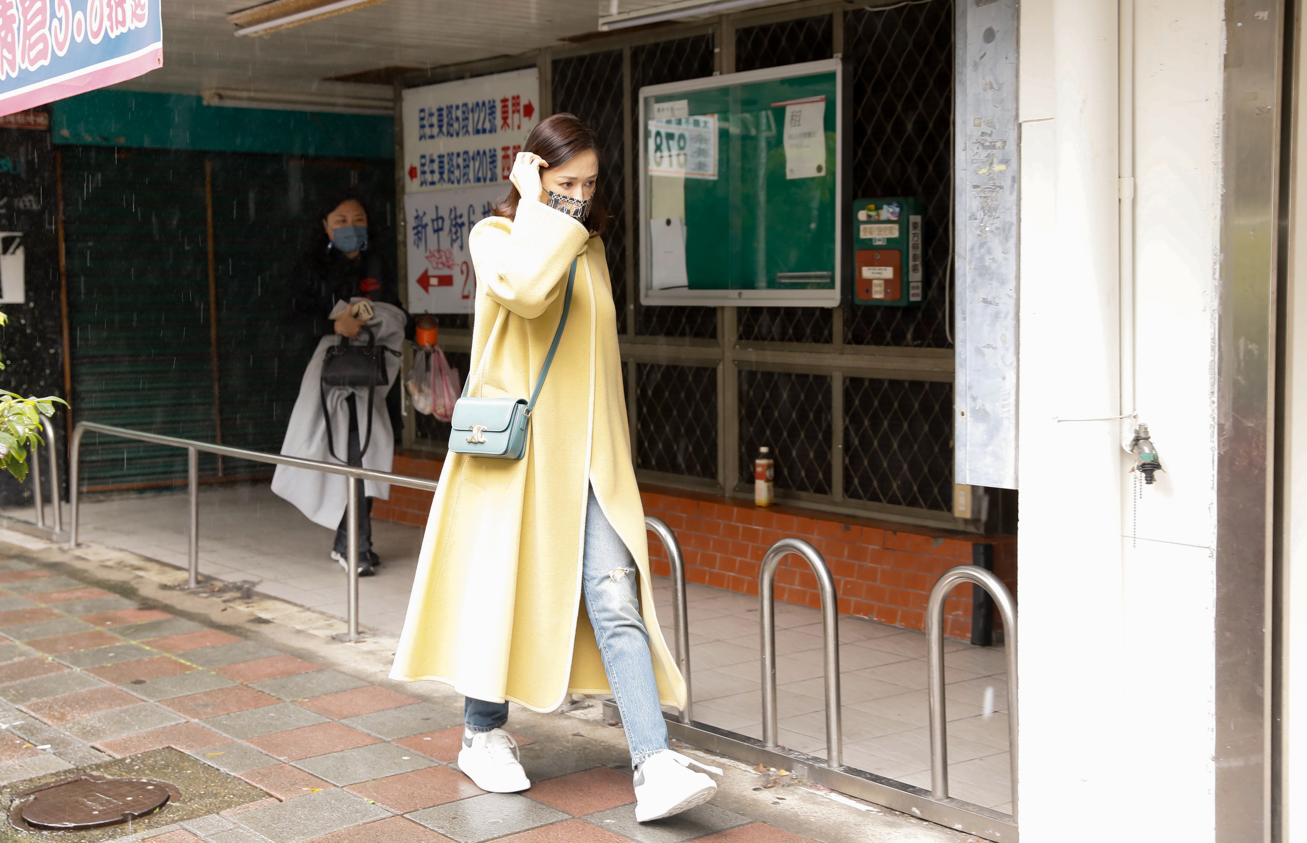 陳喬恩看到媒體追訪表情複雜。