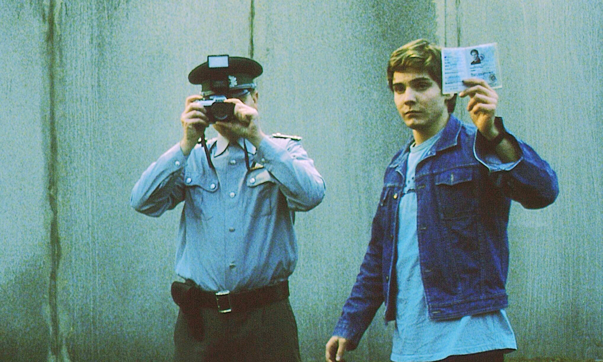 丹尼爾布爾在片中為了昏迷醒來的母親不受驚嚇，用一連串甜蜜謊言隱瞞兩德已統一事實。（海鵬）