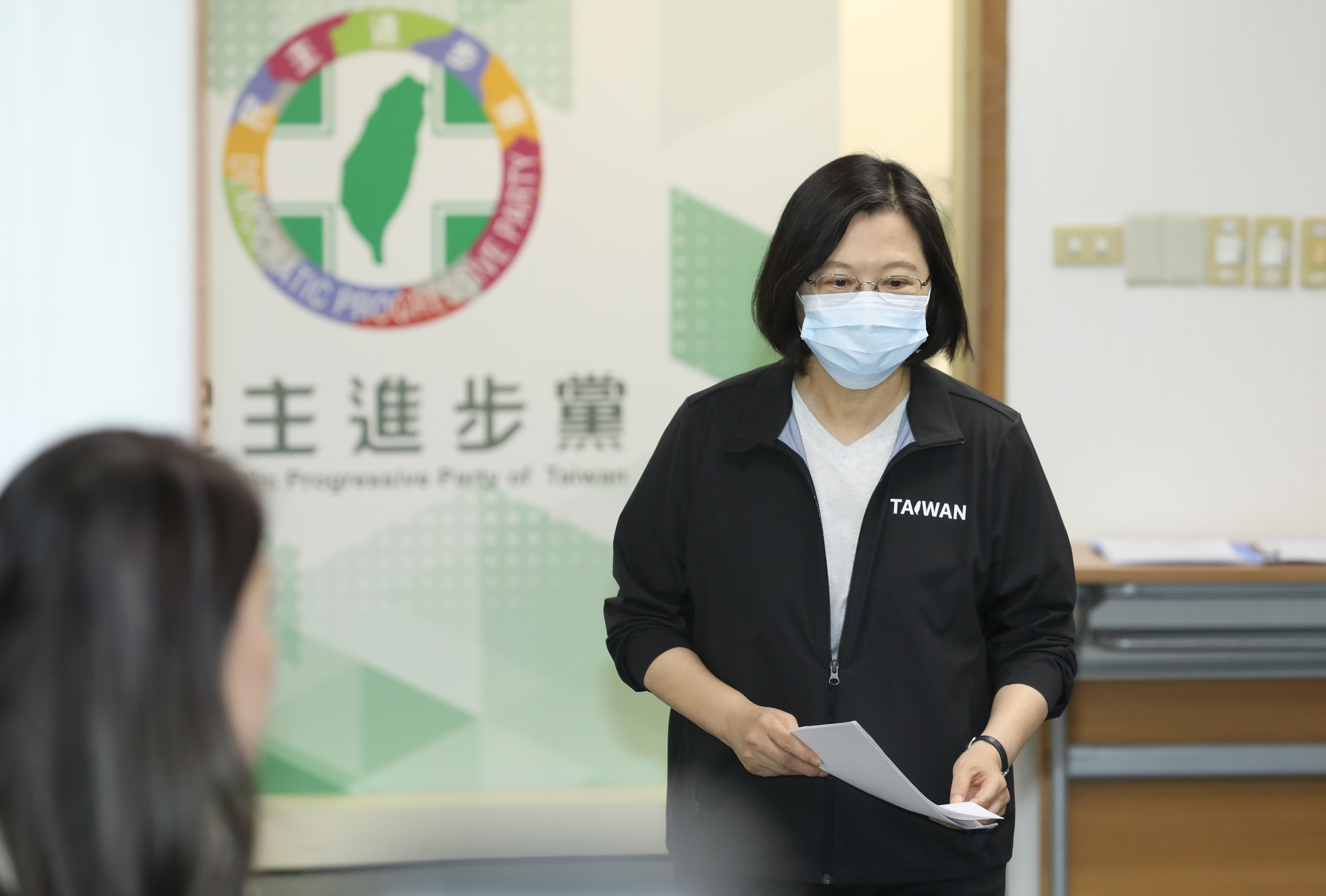 民進黨中常會宣布，初選參選人不得掛包含蔡英文等人在內選對會成員之合照當作宣傳文宣。（本刊資料照）