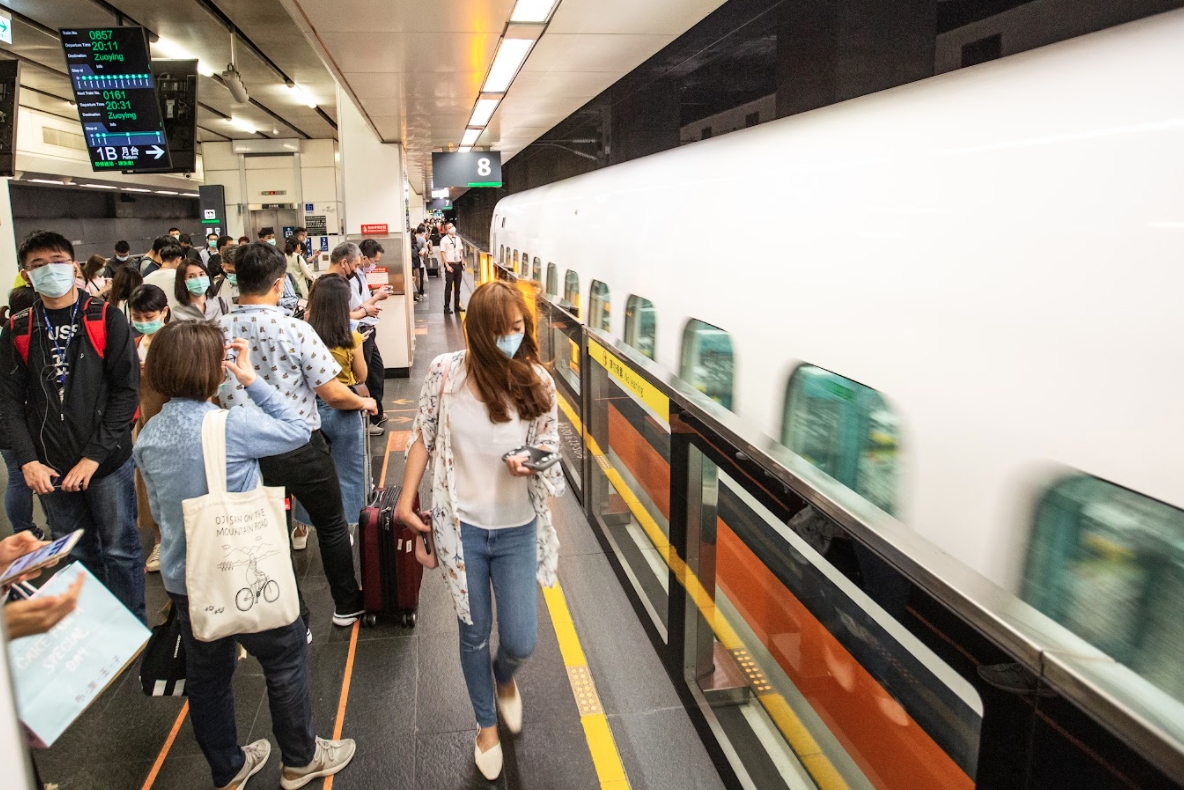 政院將宣布防疫鬆綁，可在台鐵、高鐵等大眾交通運輸工具飲食。（資料照）