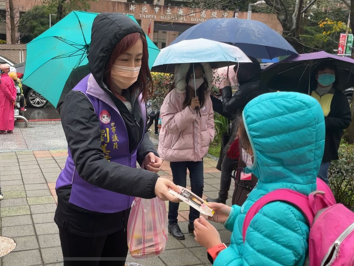 新北市議員劉美芳在寒風中發送3000份「孤單寂寞冷」文創暖暖包給民眾。（劉美芳服務處提供）