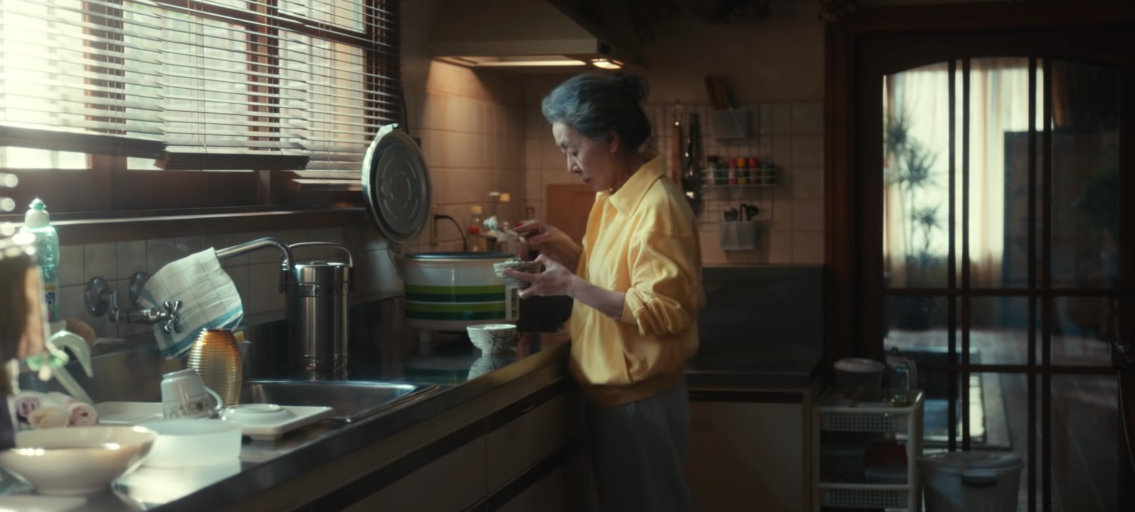 首位拿下奧斯卡女配角獎的資深女星尹汝貞出演《柏青哥》女主角順慈的老年時期。（Apple TV+提供）