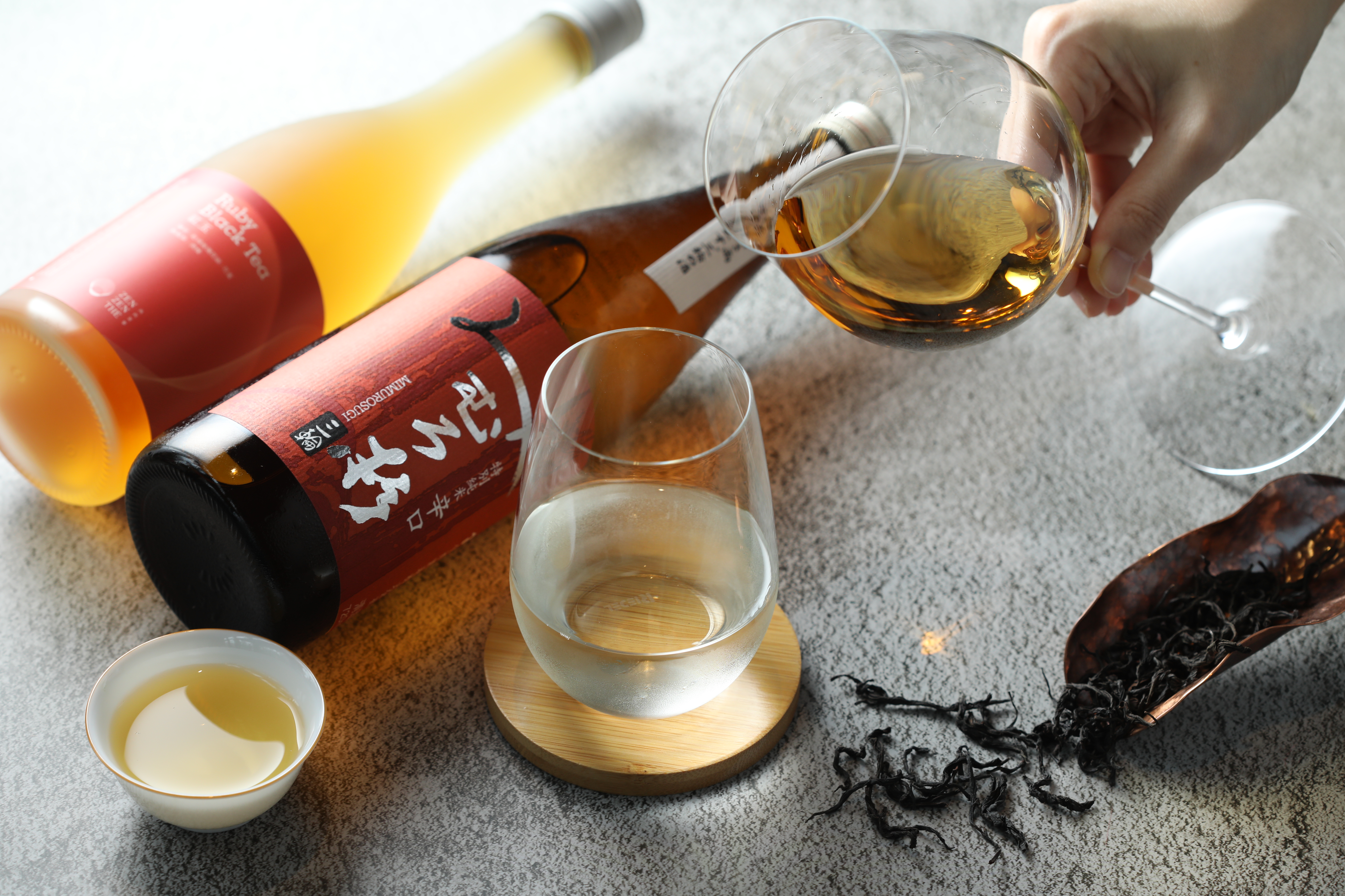 在台中「冉冉茶事」，見證日本酒與台灣茶竟可如此合拍。「紅玉」與「三諸山 辛口」的組合以清爽口感統合複雜香氣。