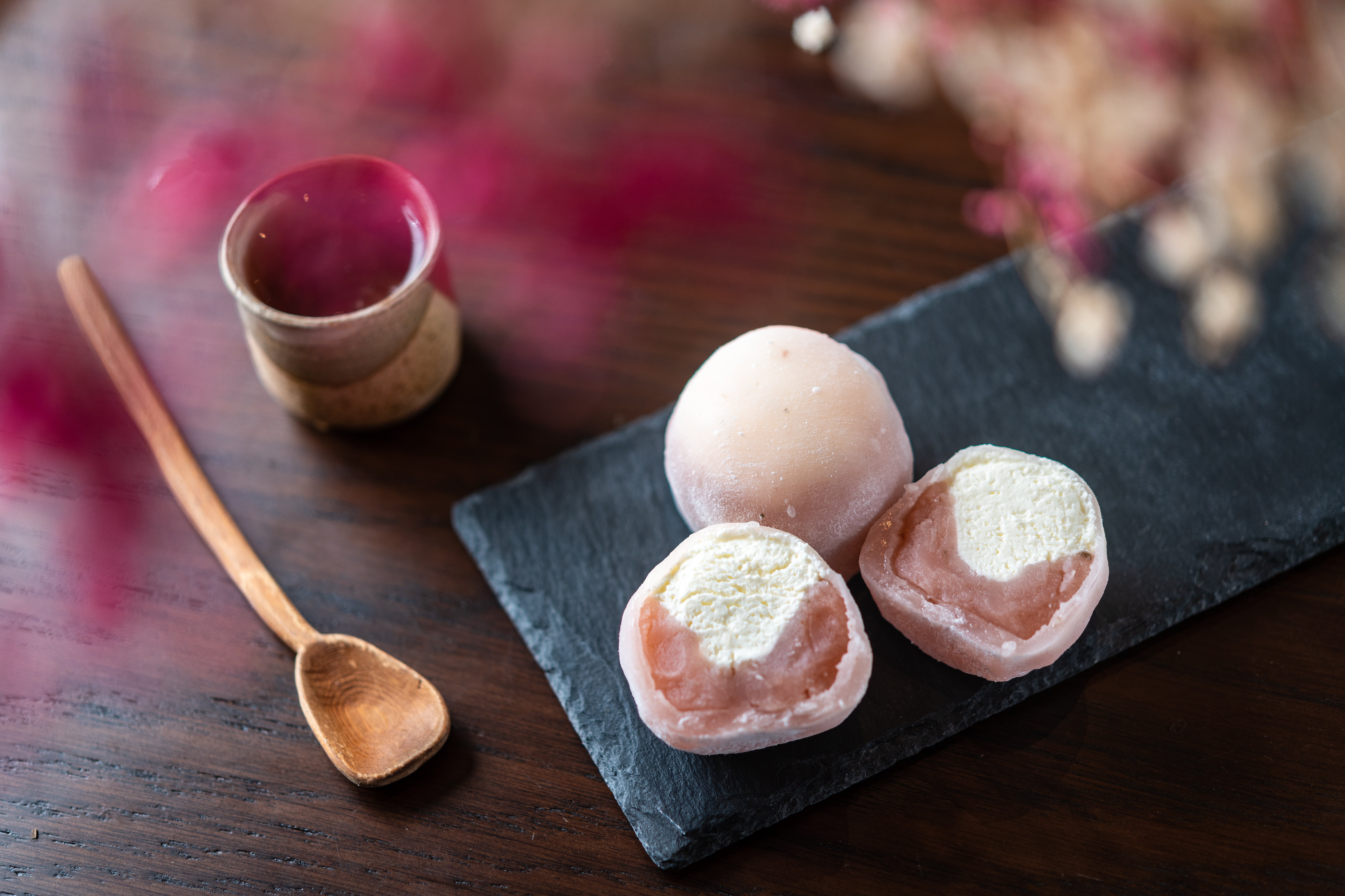 季節限定的「櫻花大福」皮與餡內都揉入鹽漬櫻花，微鹹吊出了高雅的甘味。（120元／顆）