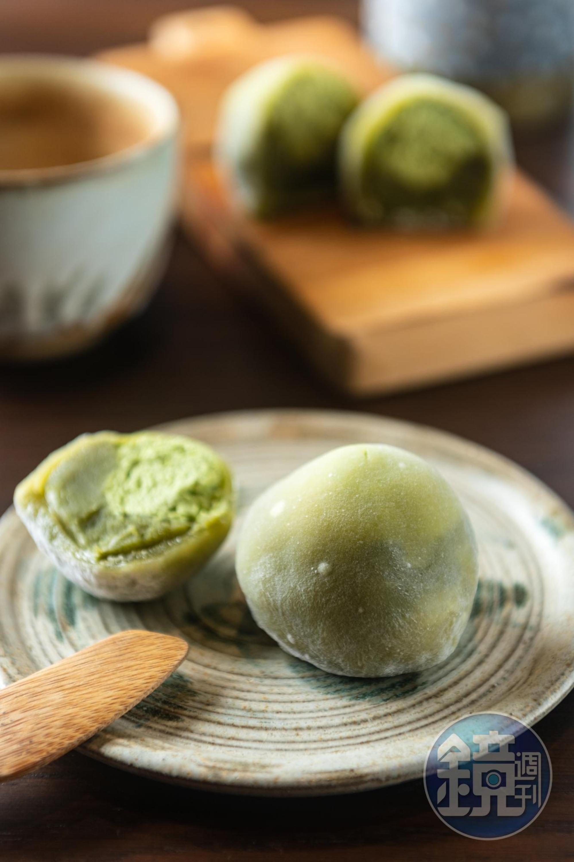 「特濃抹茶大福」濃厚的鮮奶油軟化抹茶苦澀，只留清新的尾韻。（120元／顆）