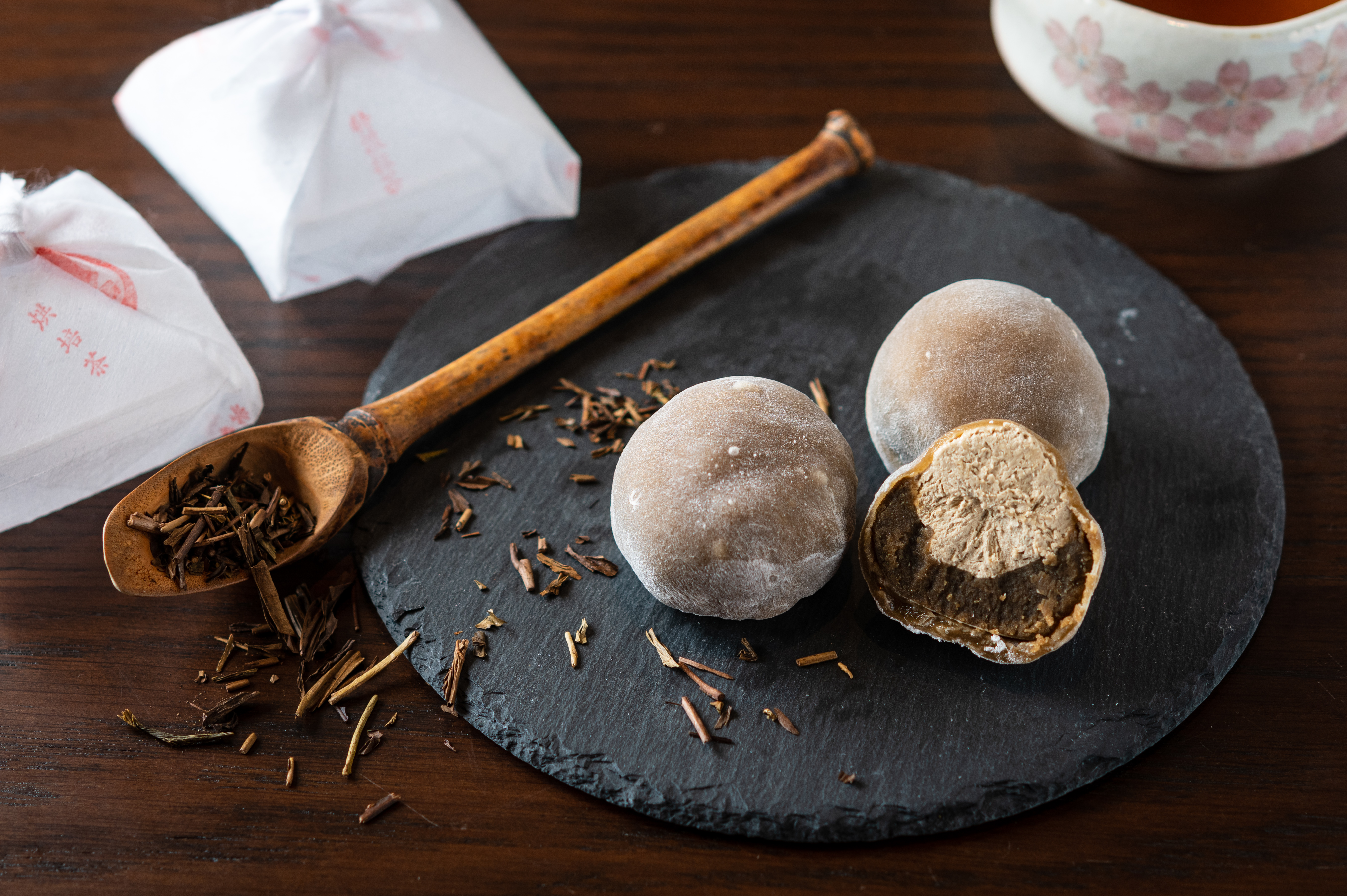 「焙茶紅豆大福」帶有焙茶獨特的焦香氣，配咖啡也不遜色。（100元／顆）
