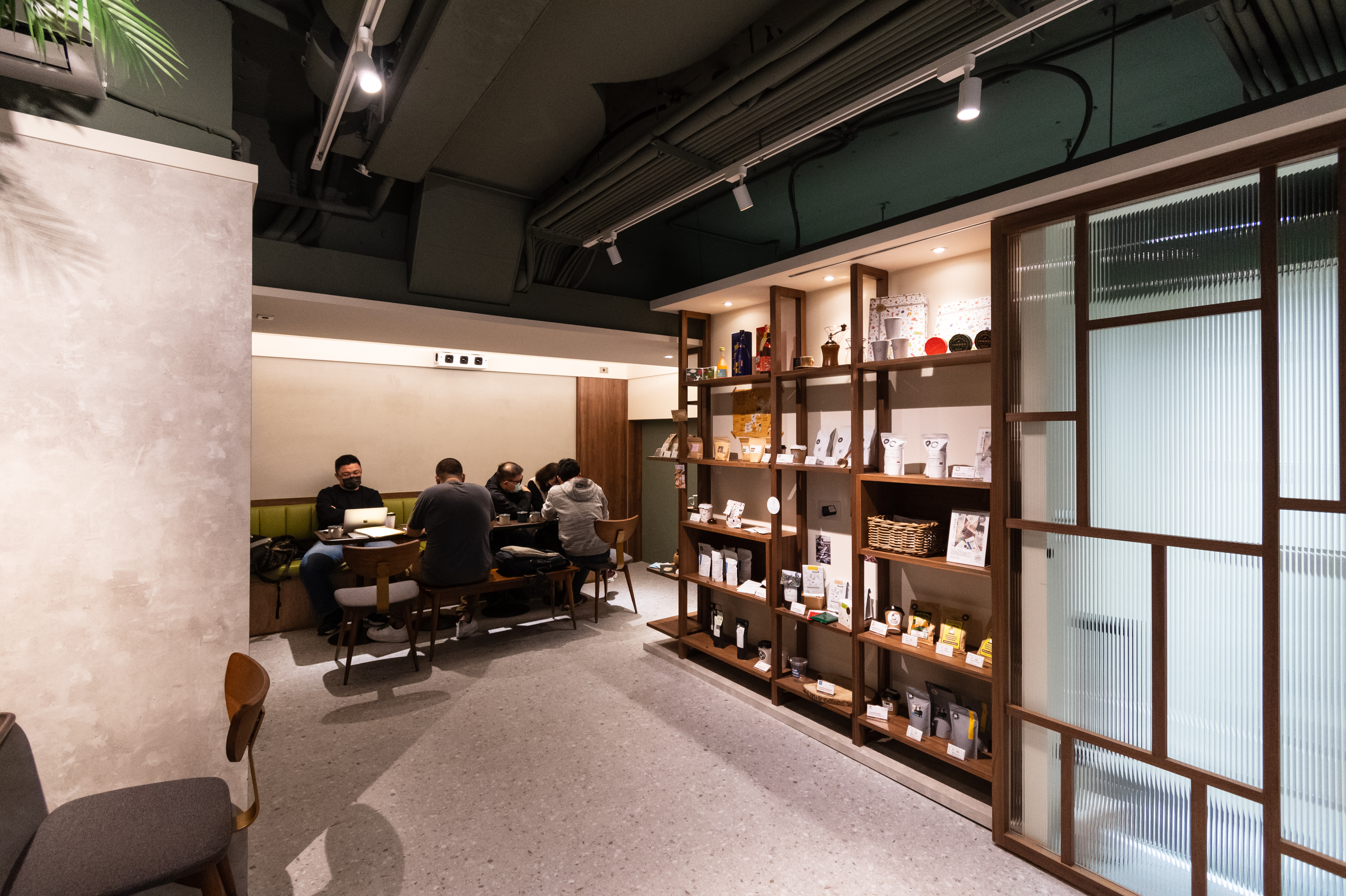 緣大福的合作咖啡館「根本在旅行」代理引進許多日本名店的咖啡、茶，不用出國也能喝到好豆好茶。