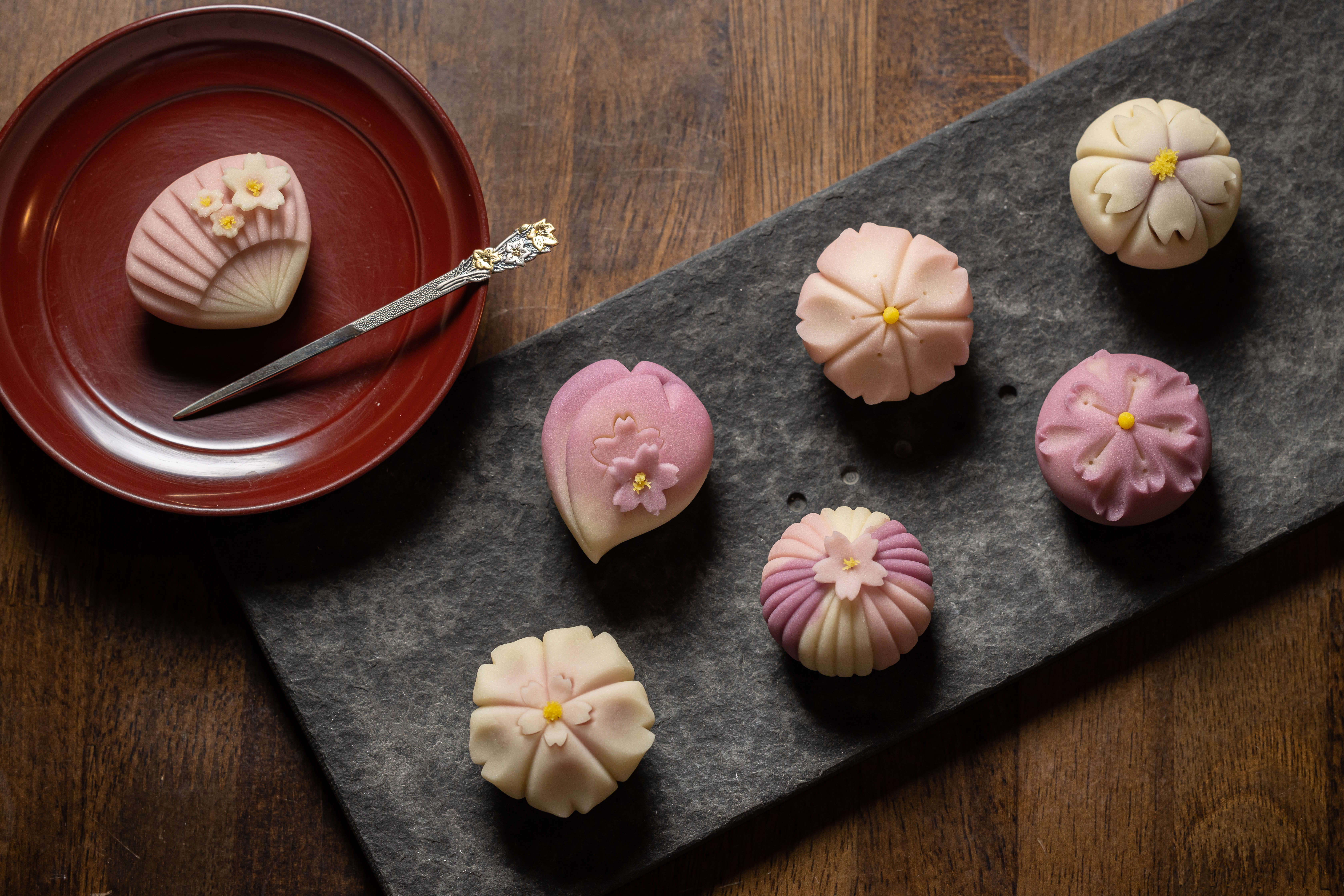 「上生菓子」有如能吃的藝術品，各種櫻花設計讓人選擇困難。（160元／顆）