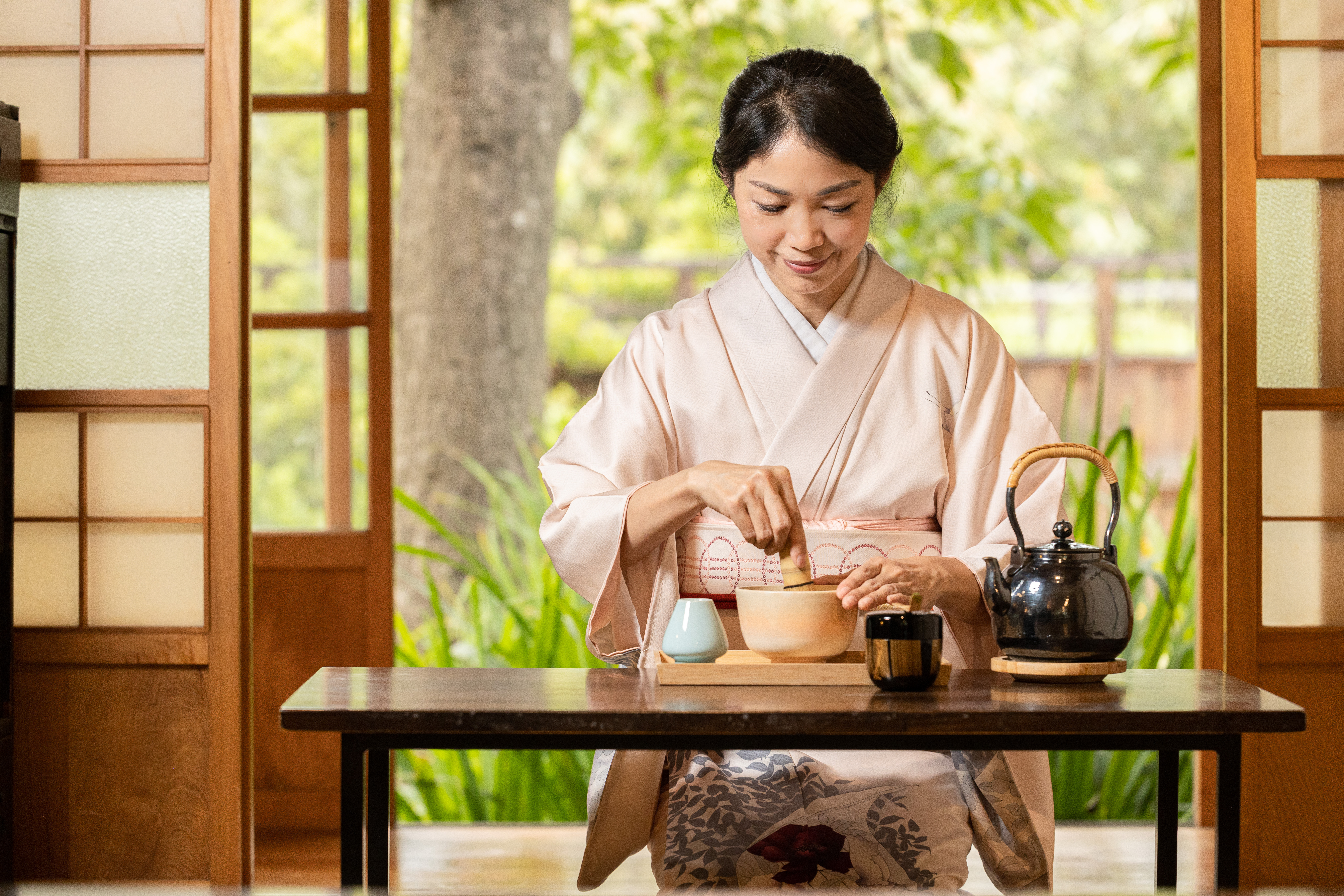 邱秀熒修習裏千家茶道,特色是點茶時茶湯泡沫豐盈,能帶出更多香氣。