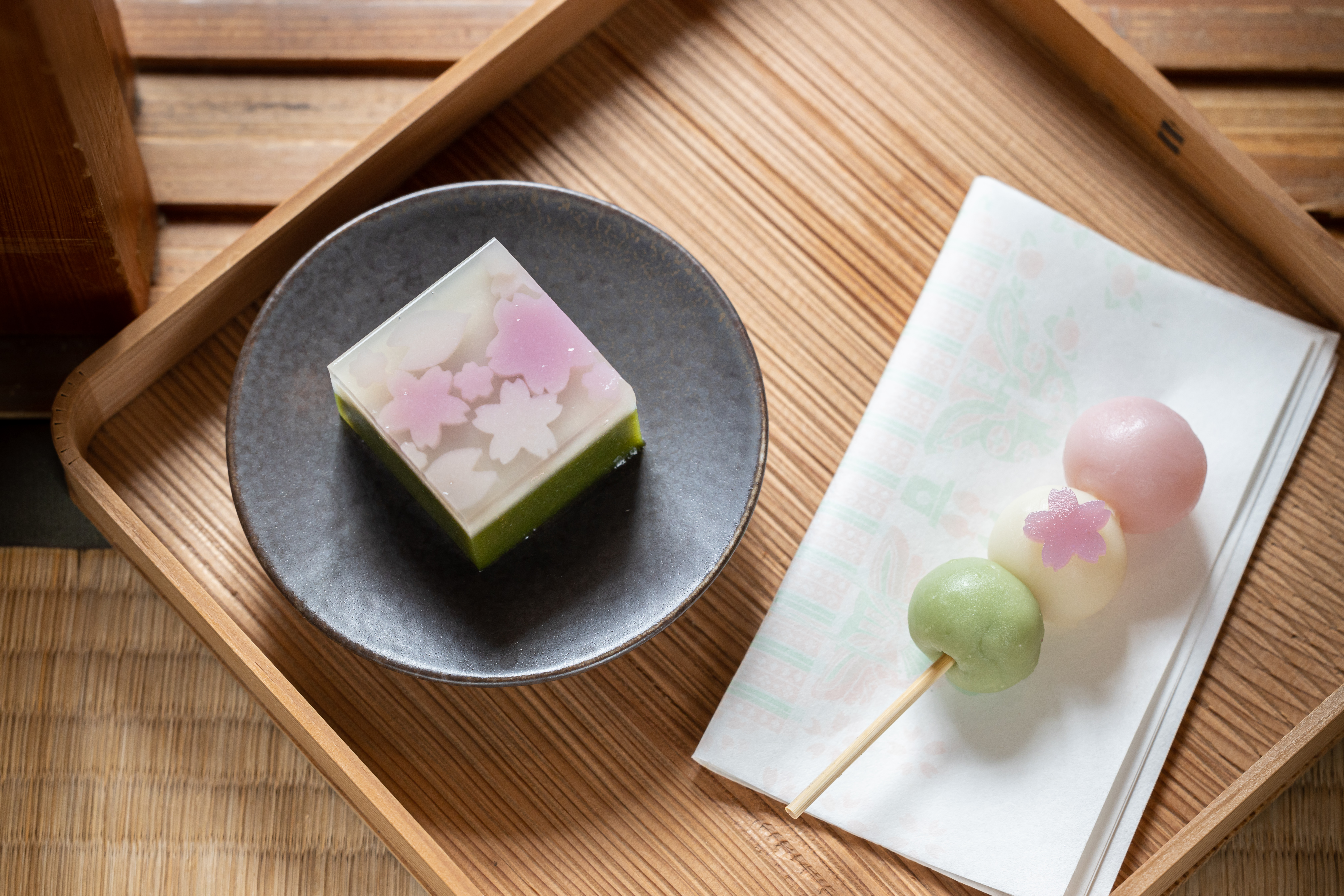 「櫻花抹茶羊羹」(左,100元/個)「花見團子」(右,60元/串)都是相當應景的春季和菓子。