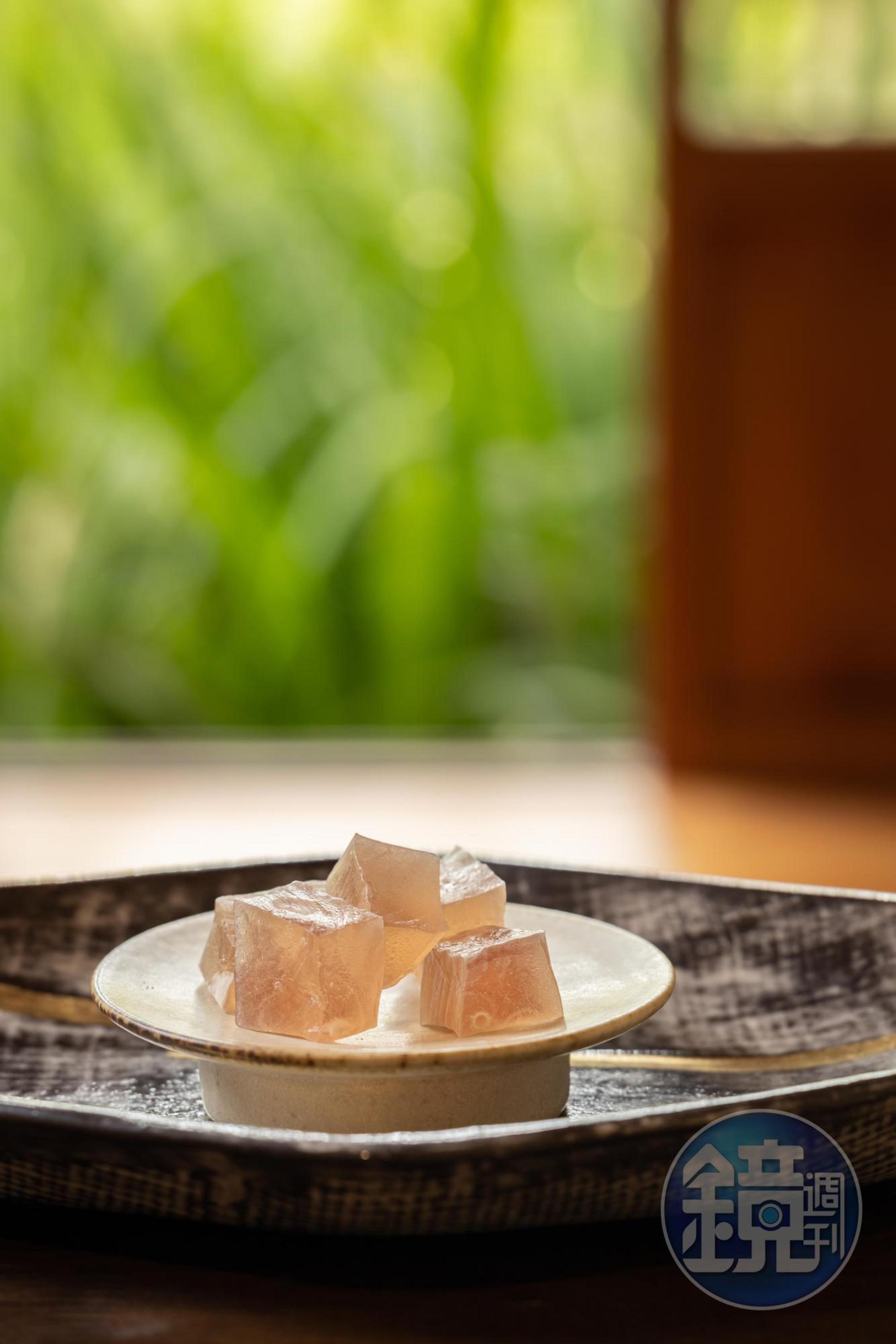 「琥珀糖」加了有機食用玫瑰，花香沁鼻。（150元／份）