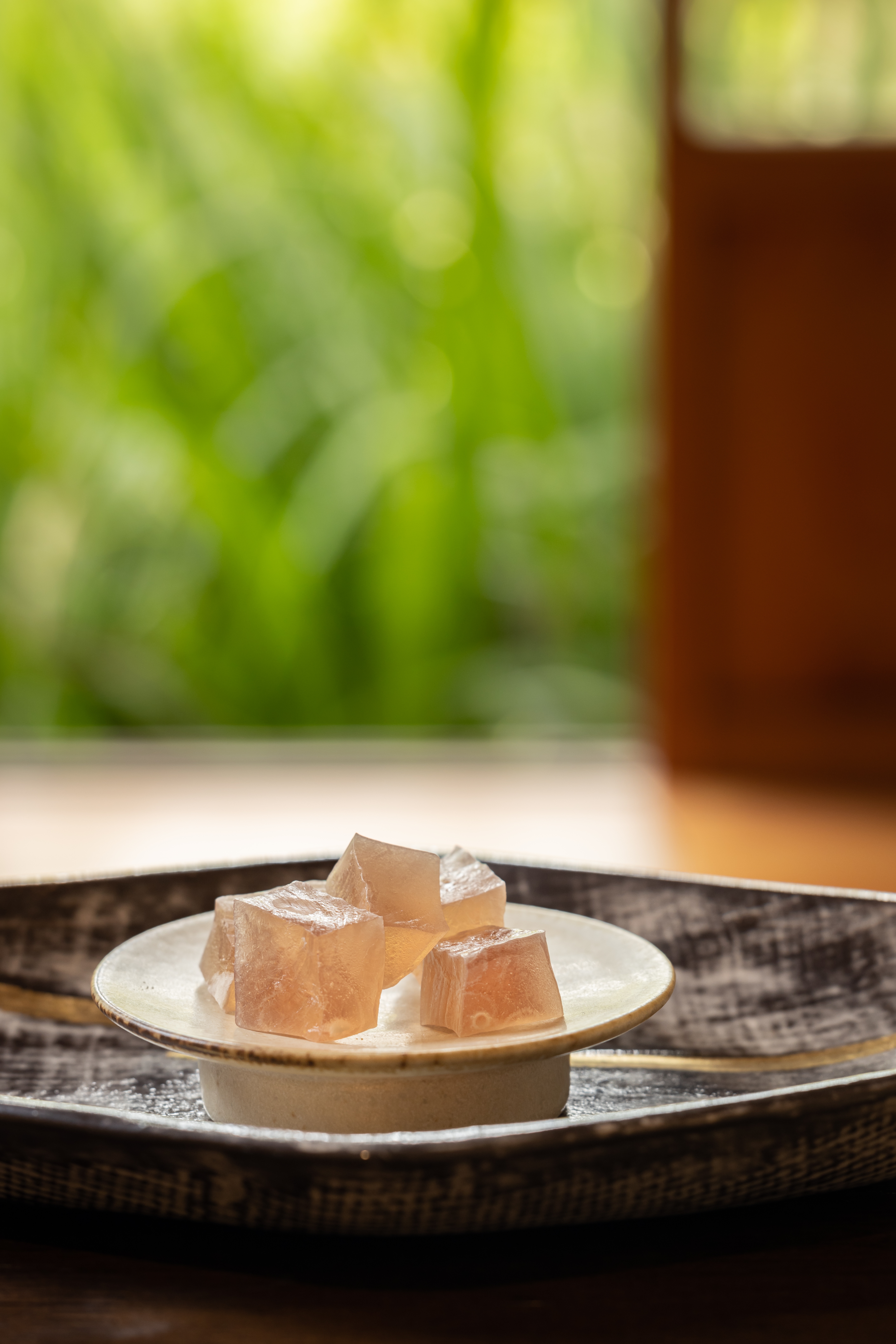 「琥珀糖」加了有機食用玫瑰,花香沁鼻。(150元/份)