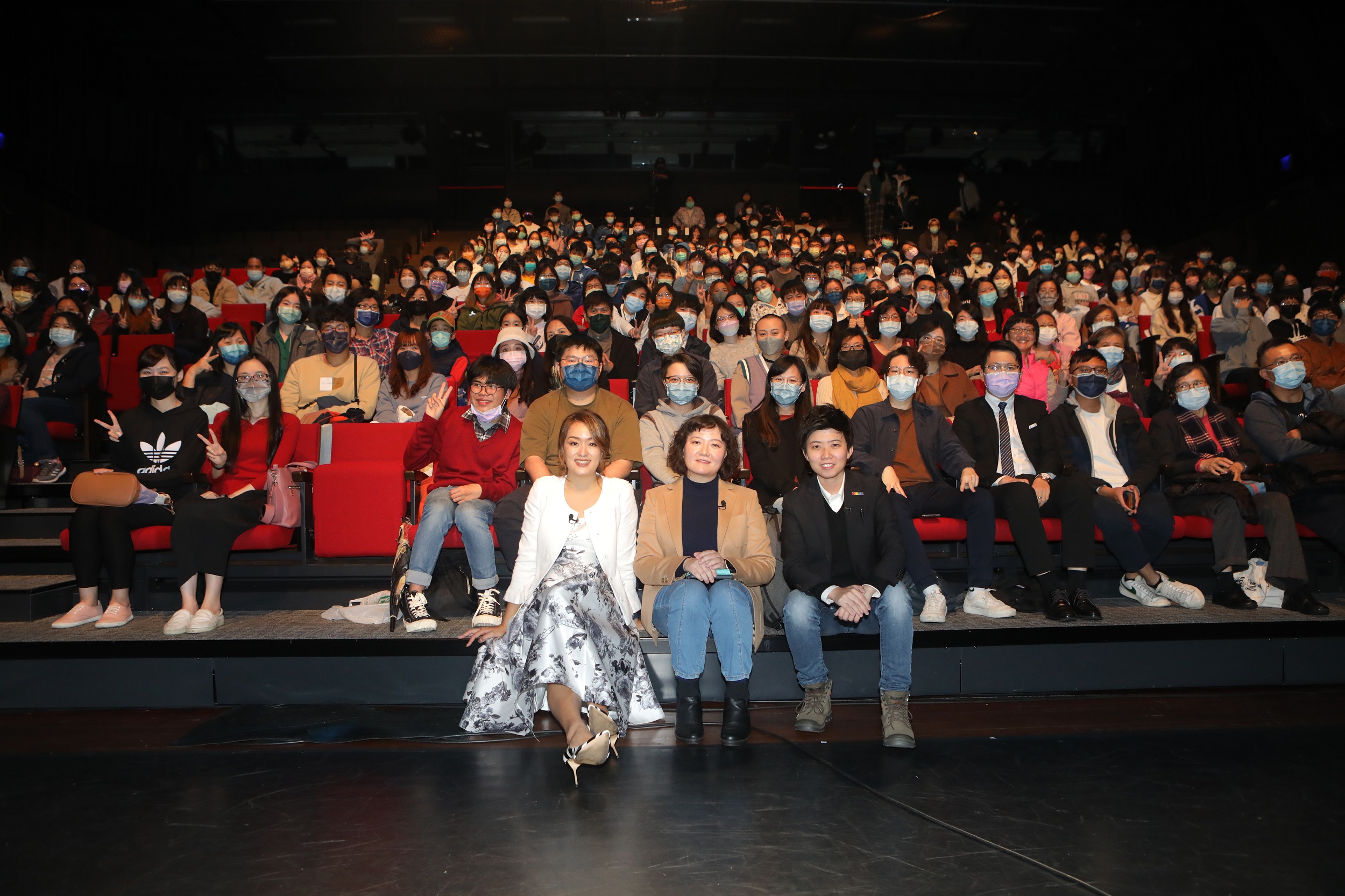 《公視主題之夜SHOW》映後論壇邀請台北市議員苗博雅（前排右起）、鄭南榕基金會董事鄭竹梅、百靈果主持人凱莉，討論轉型正義相關議題。 （公視提供）