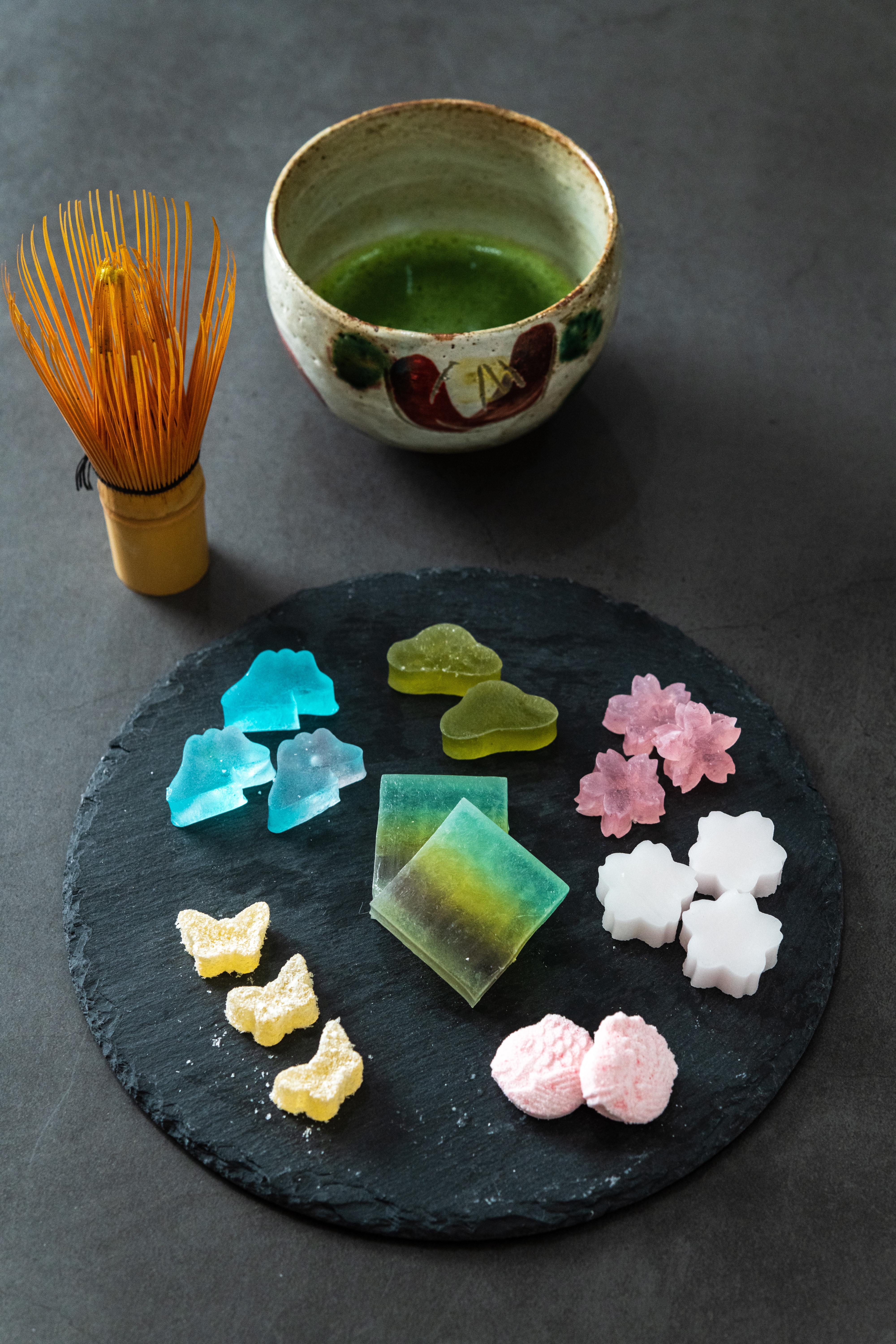 紗里奈做的干菓子玲瓏可愛,也很適合送禮。「琥珀糖」(150元起/100克)、「寒冰糖」(200元起/100克)