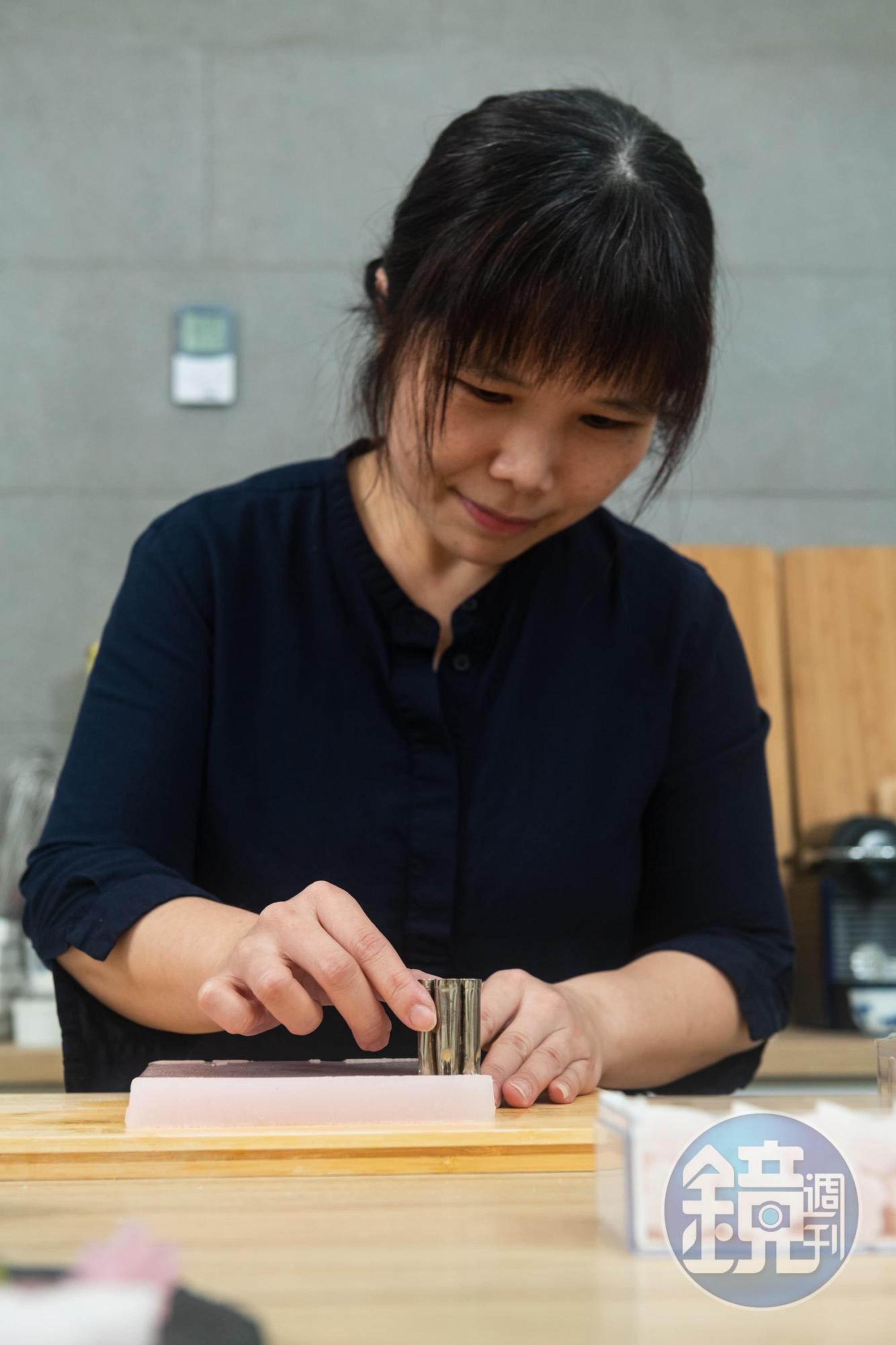紗里奈擅長製作干菓子,也有開班教學。