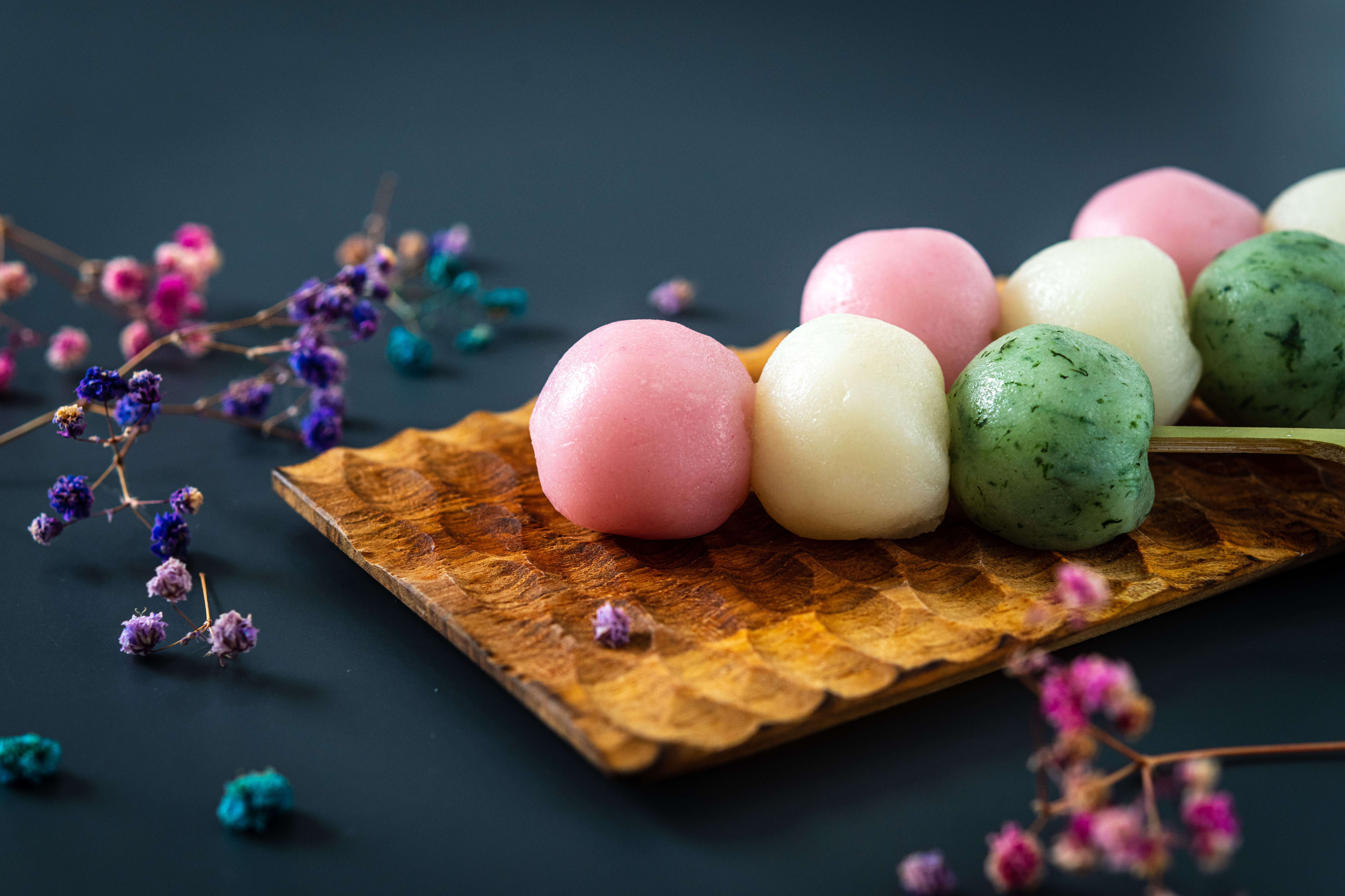 「花見團子」的艾草是紗里奈每年在產季採摘處理後冷凍起來的,草本香氣沁鼻。(60元/串,春季限定)