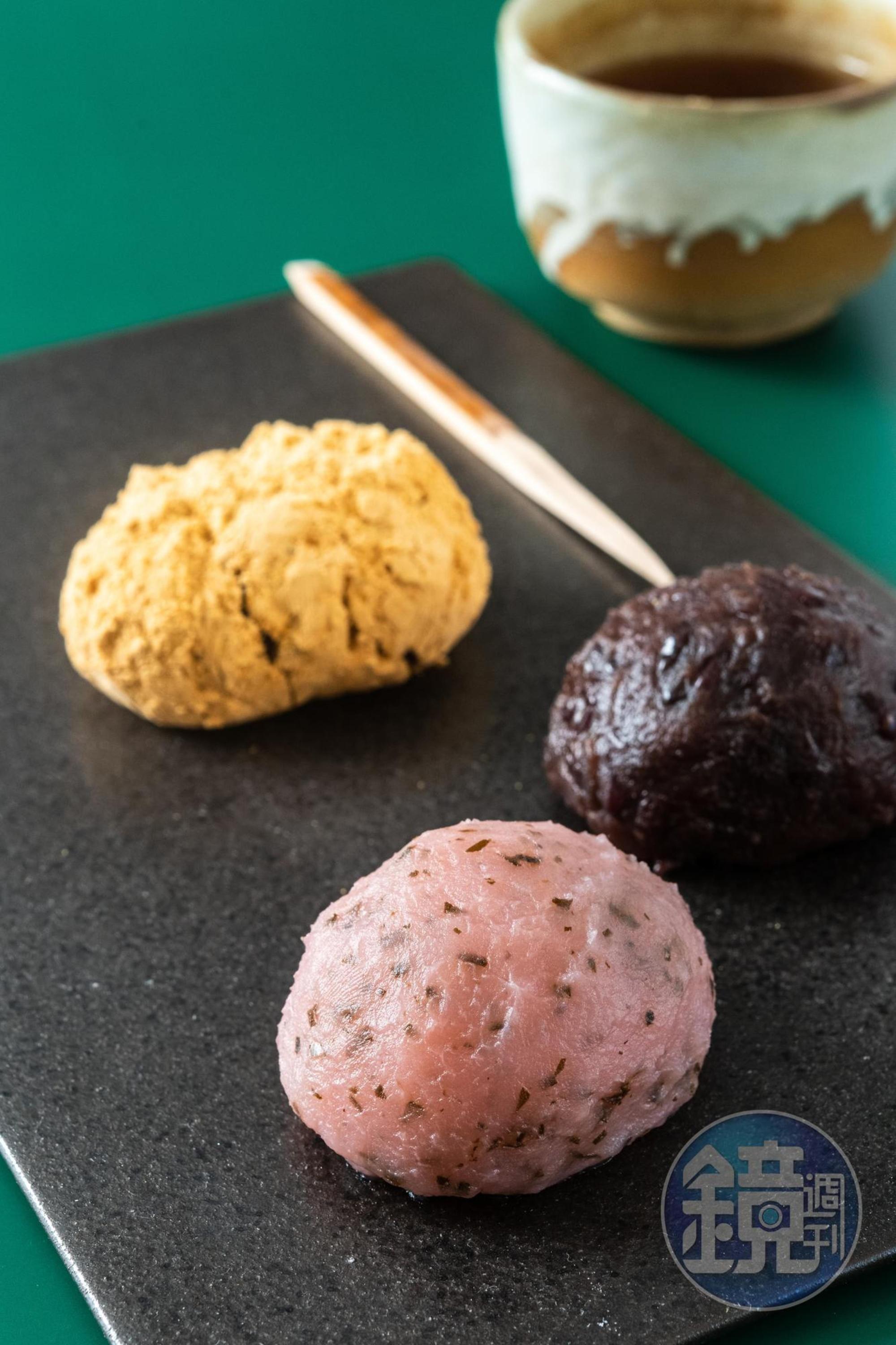 「牡丹餅」除了焙煎黃豆粉、紅豆餡,春天還有櫻葉餡口味。(依口味60~65元/顆,春季限定)