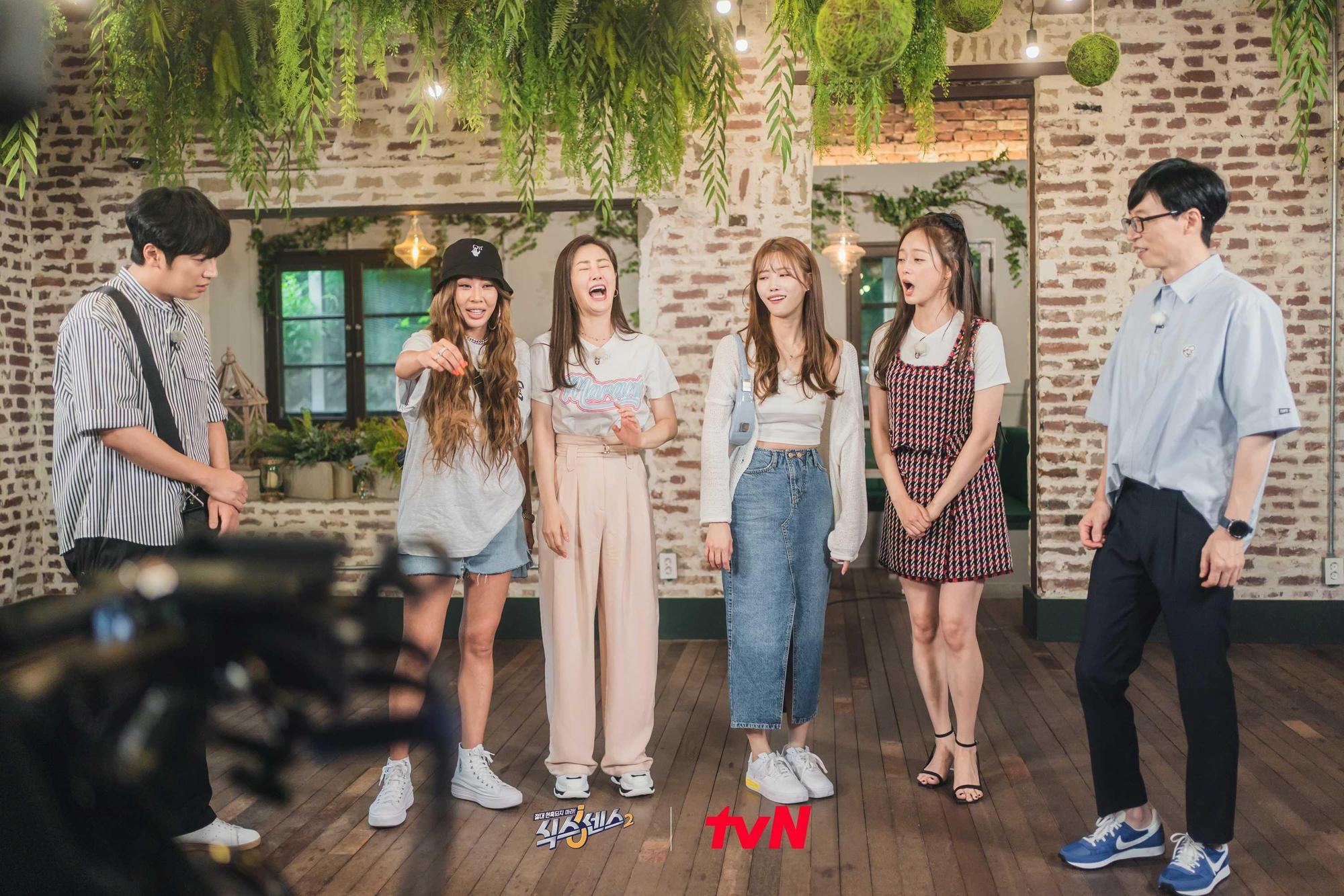 《第六感3》班底李相燁（左一）、Jessi（左二）、美珠（右三）接連確診，節目也被迫延後播出。（翻攝自《第六感3》官網）