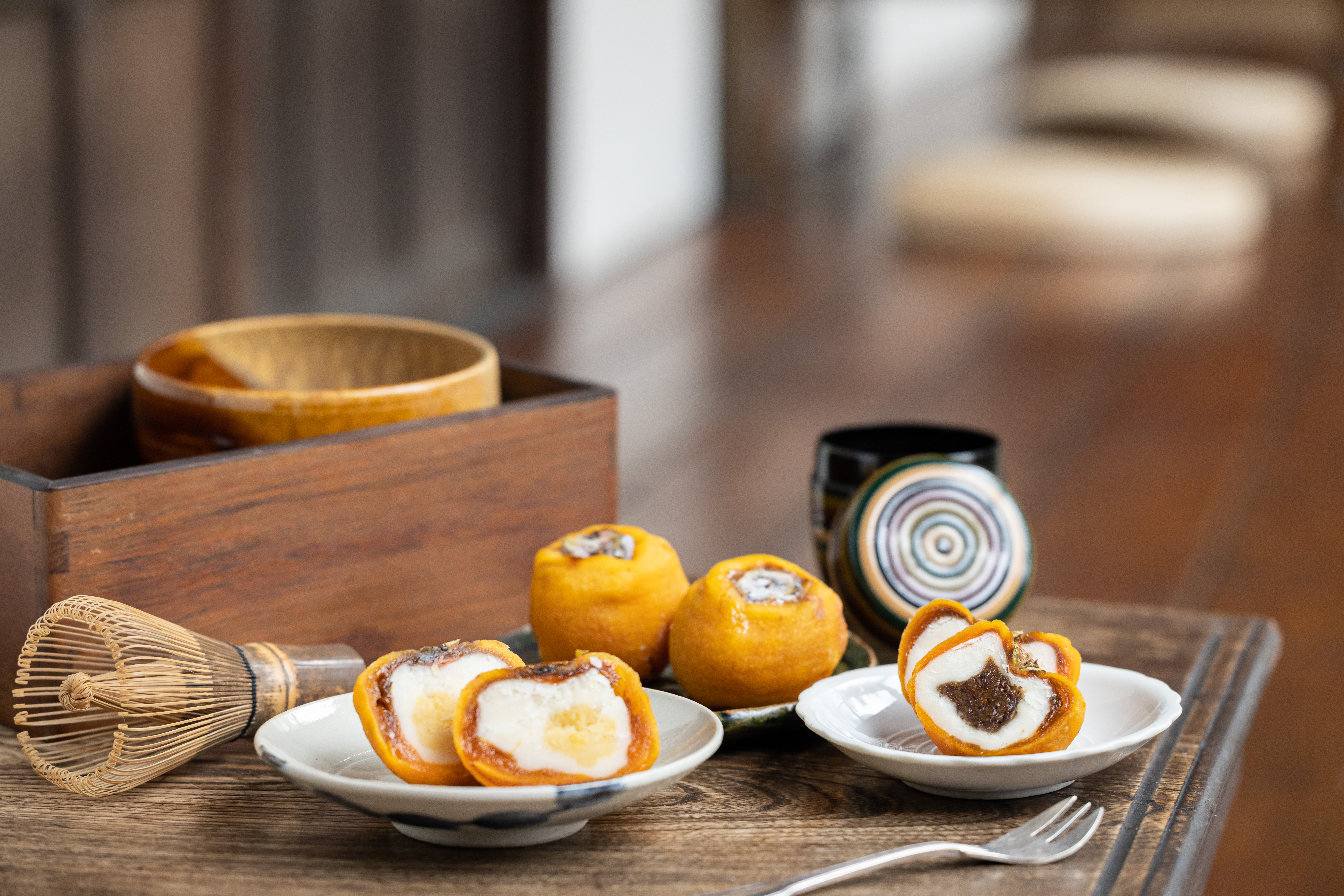 「柿菓子」濃縮柿子的甘甜，「栗心」（左）鬆滑甜蜜，「棗心」（右）果乾香氣足。（皆120元／顆）