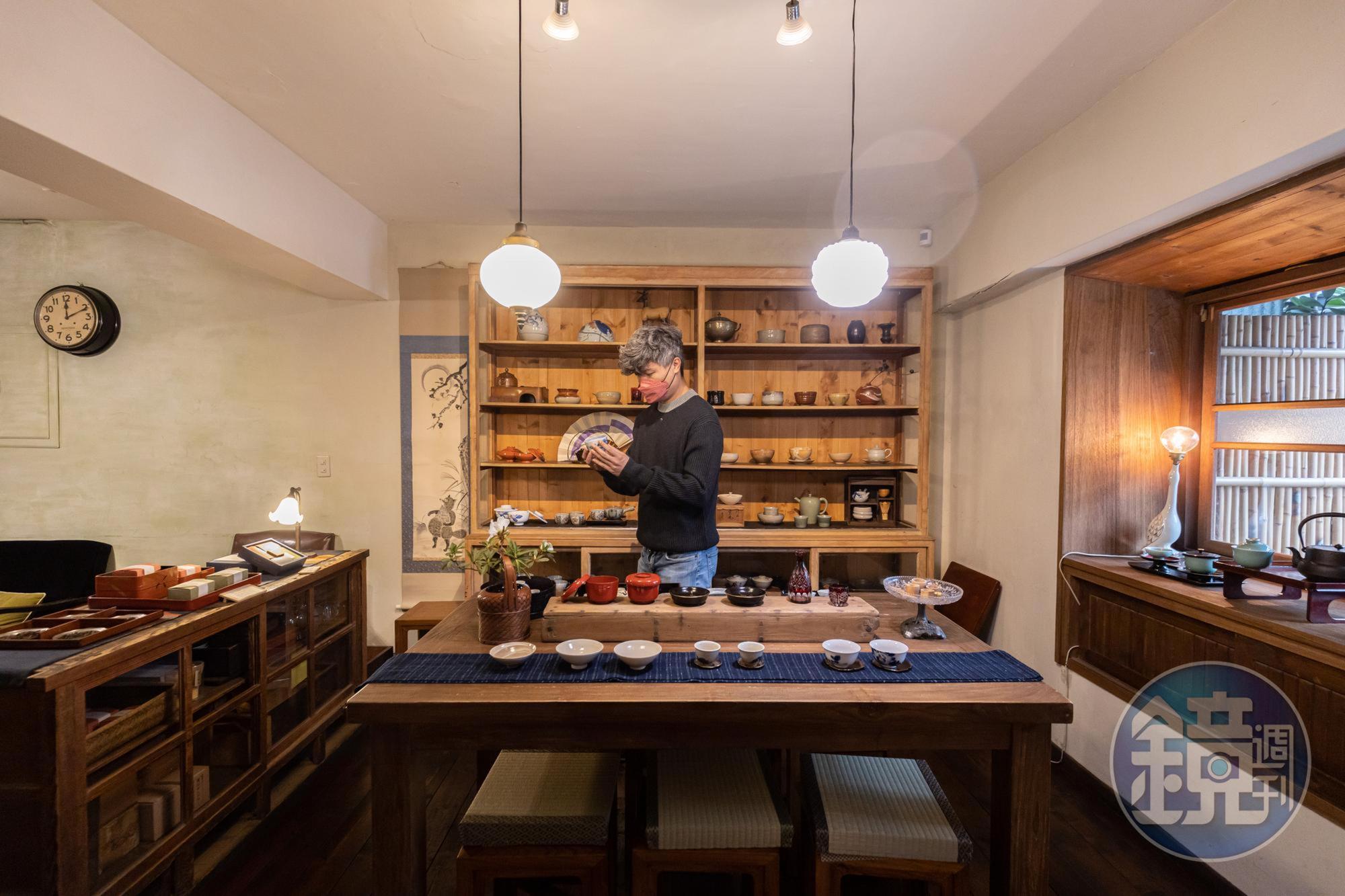 室內一隅展售的茶具，都是店主從日本扛回來的老件。
