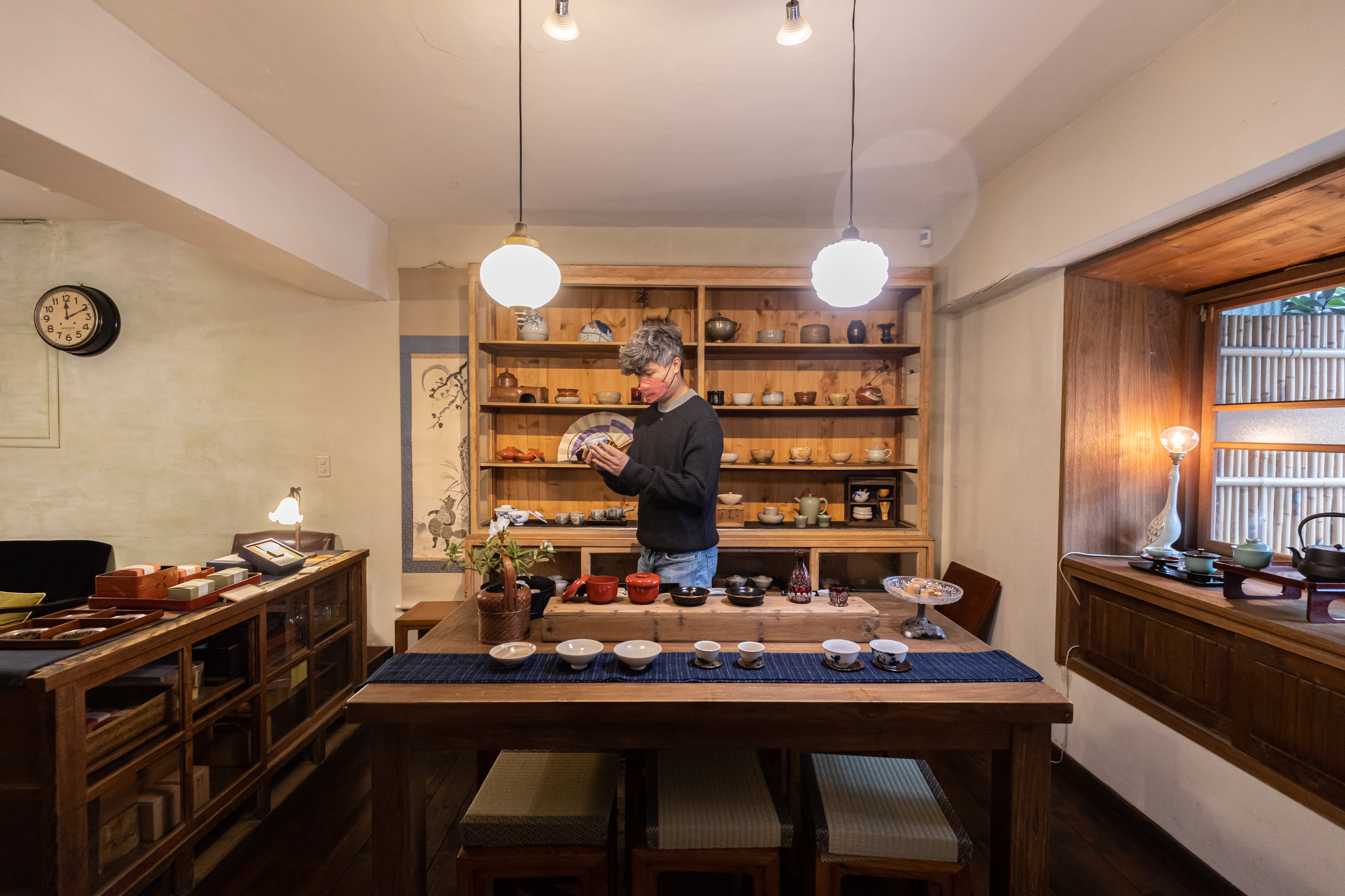 室內一隅展售的茶具，都是店主從日本扛回來的老件。